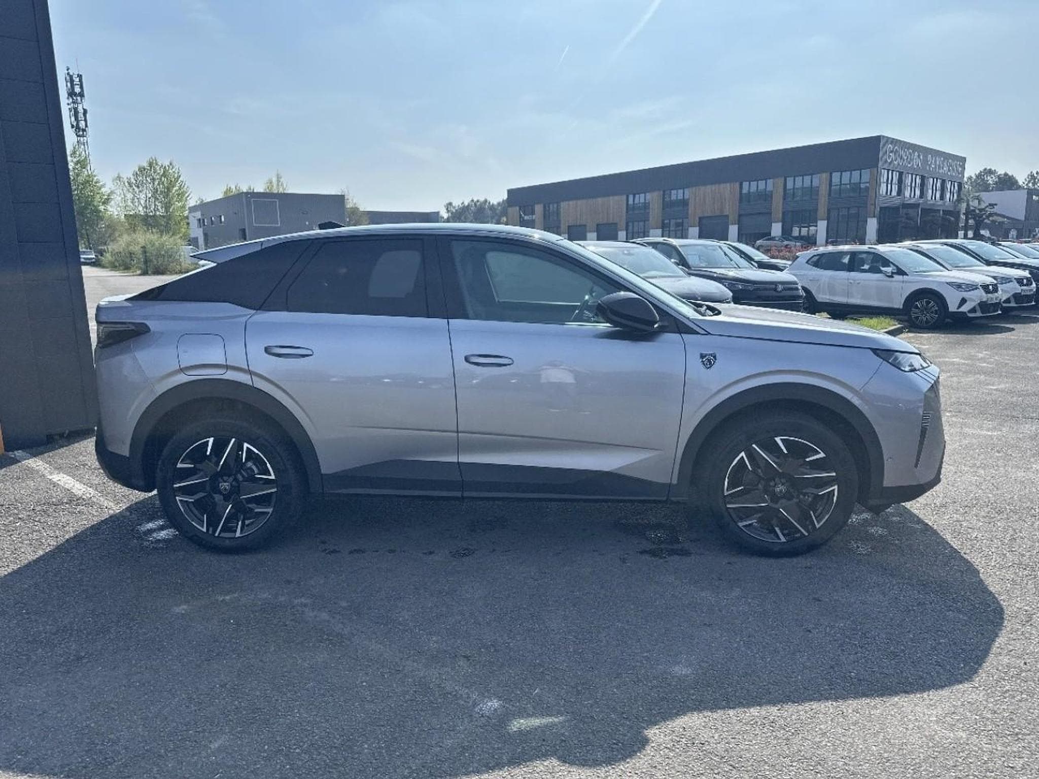 Peugeot 3008 1.2 HYBRID 145 GT E-DCS6 (2025) - Photo 4