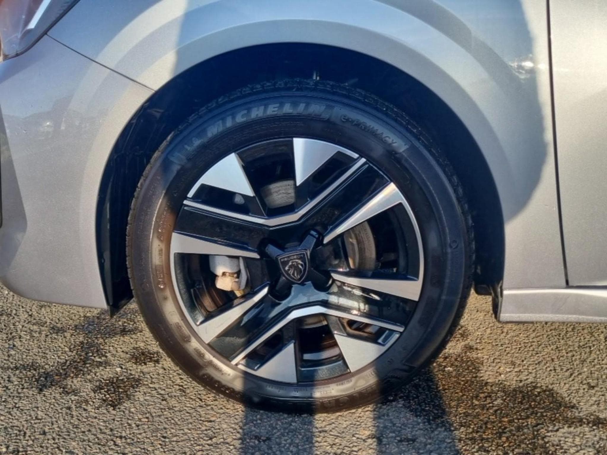 Peugeot 208 1.2 100 ALLURE (2025) - Photo 10