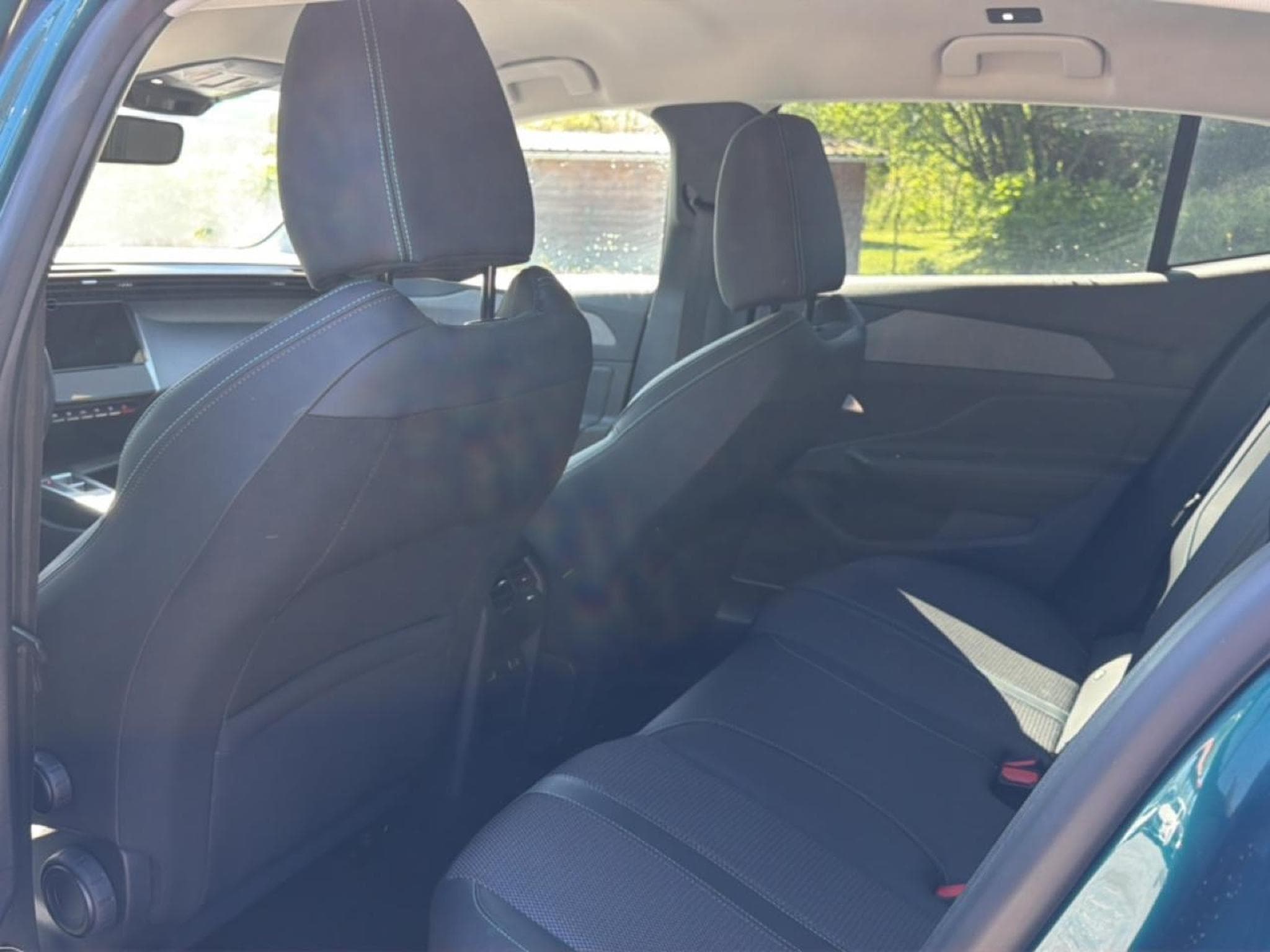 Peugeot 408 HYBRID 145 ALLURE E-DCS6 (2025) - Photo 13