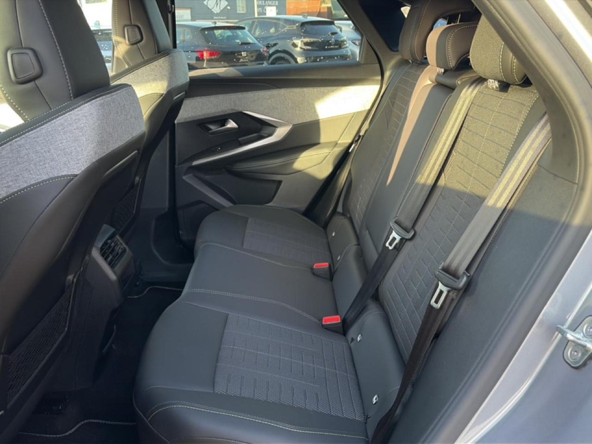 Peugeot 3008 1.2 HYBRID 145 GT E-DCS6 (2025) - Photo 13