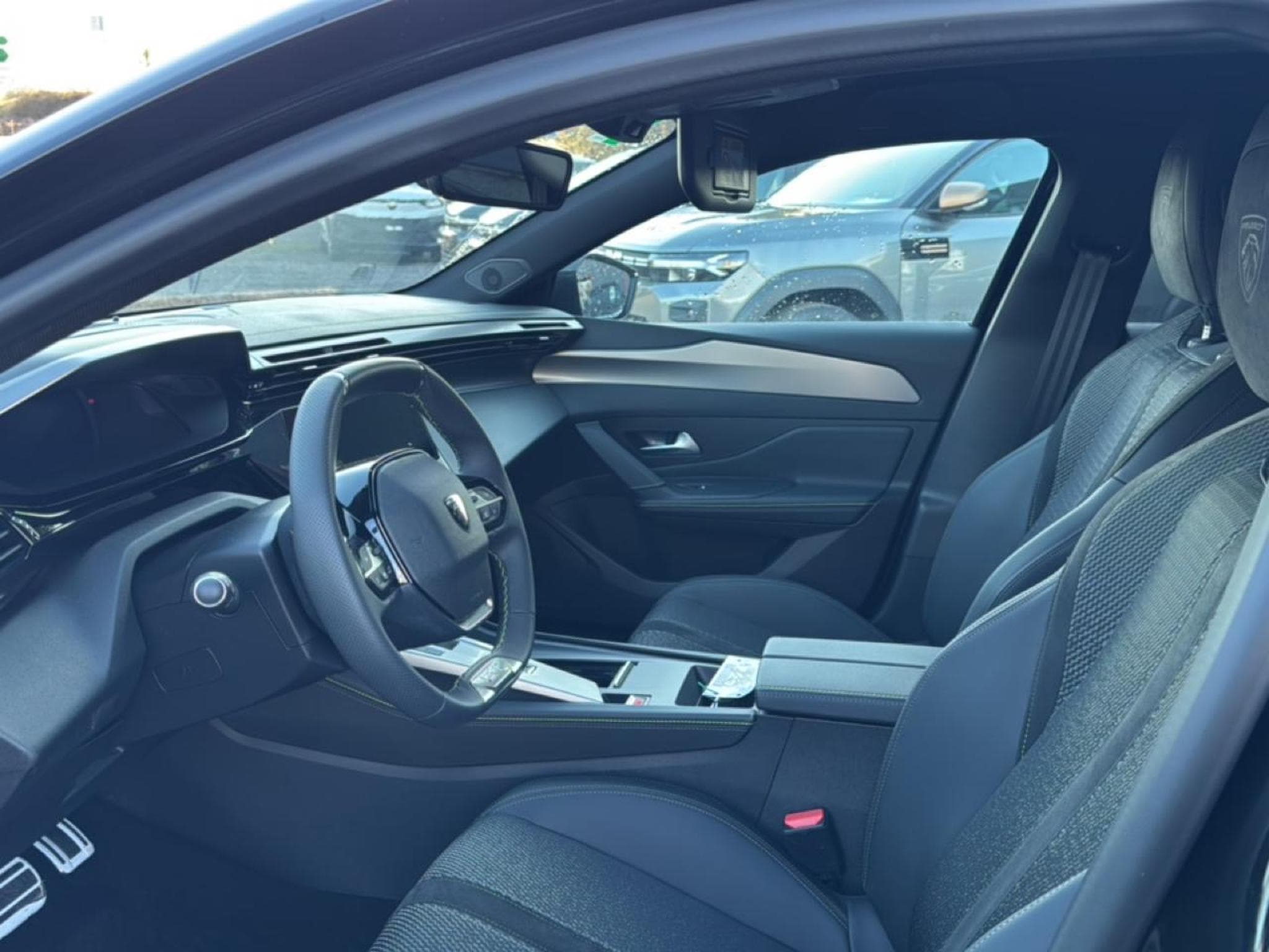 Peugeot 408 HYBRID 145 GT E-DCS6 (2025) - Photo 14