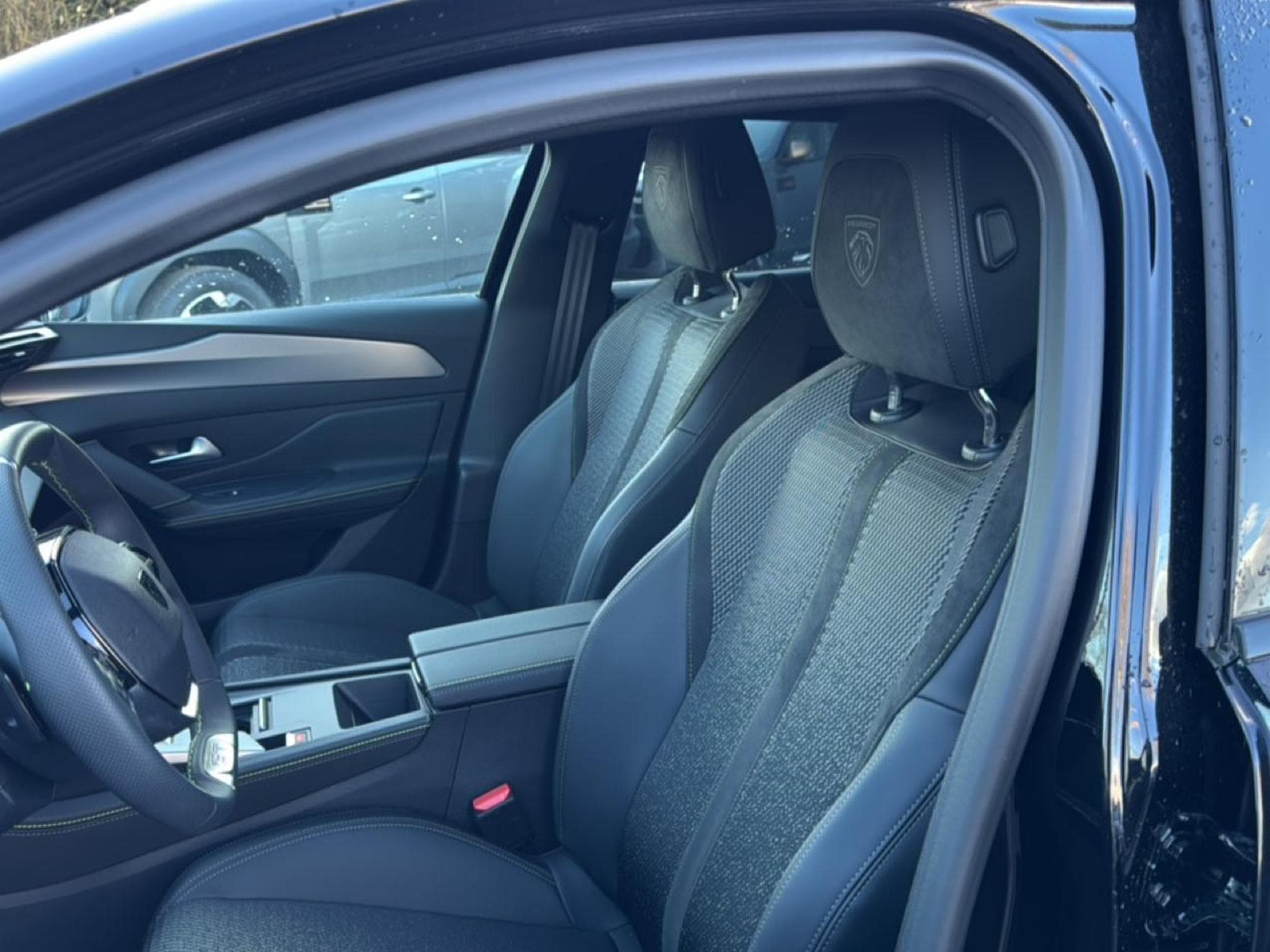 Peugeot 408 HYBRID 145 GT E-DCS6 (2025) - Photo 15