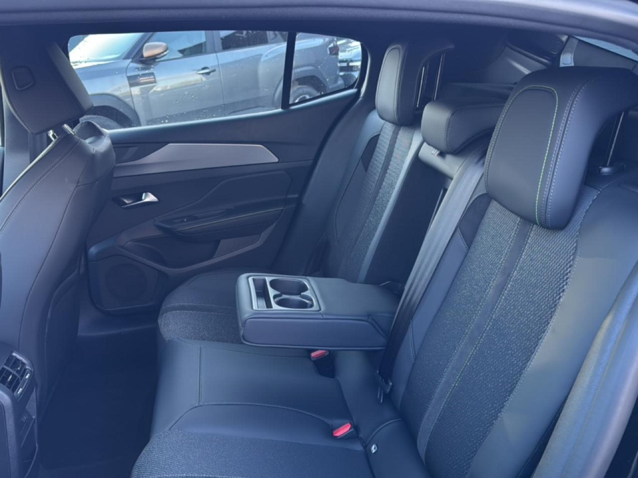 Peugeot 408 HYBRID 145 GT E-DCS6 (2025) - Photo 17