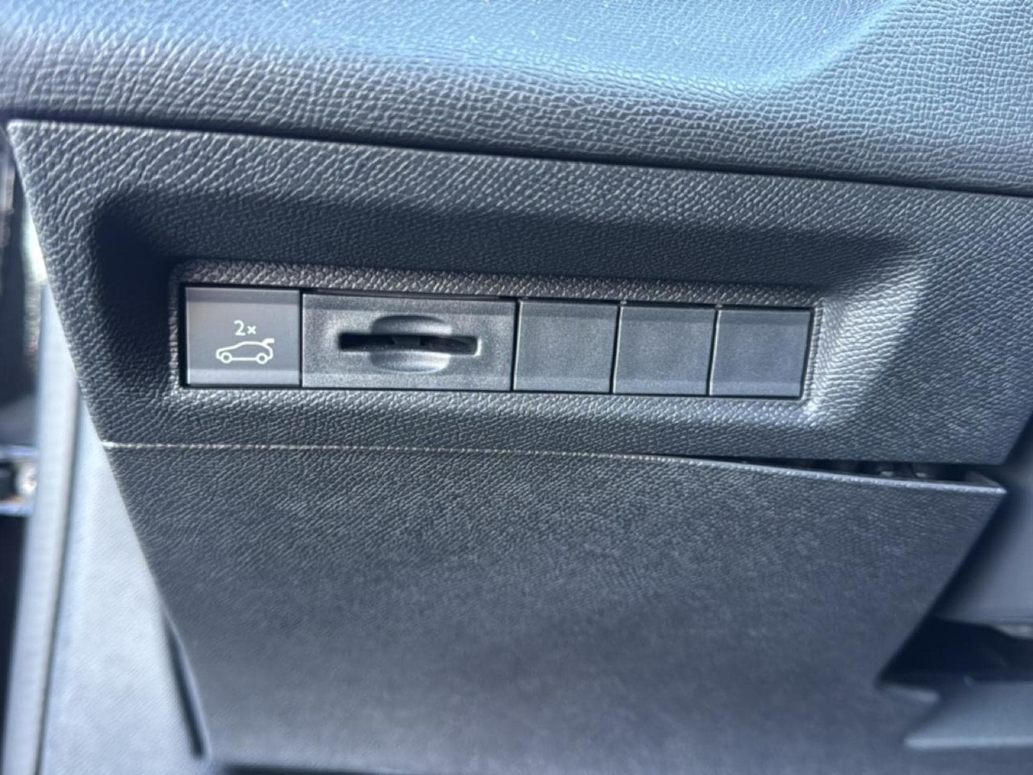 Peugeot 408 HYBRID 145 GT E-DCS6 (2025) - Photo 19