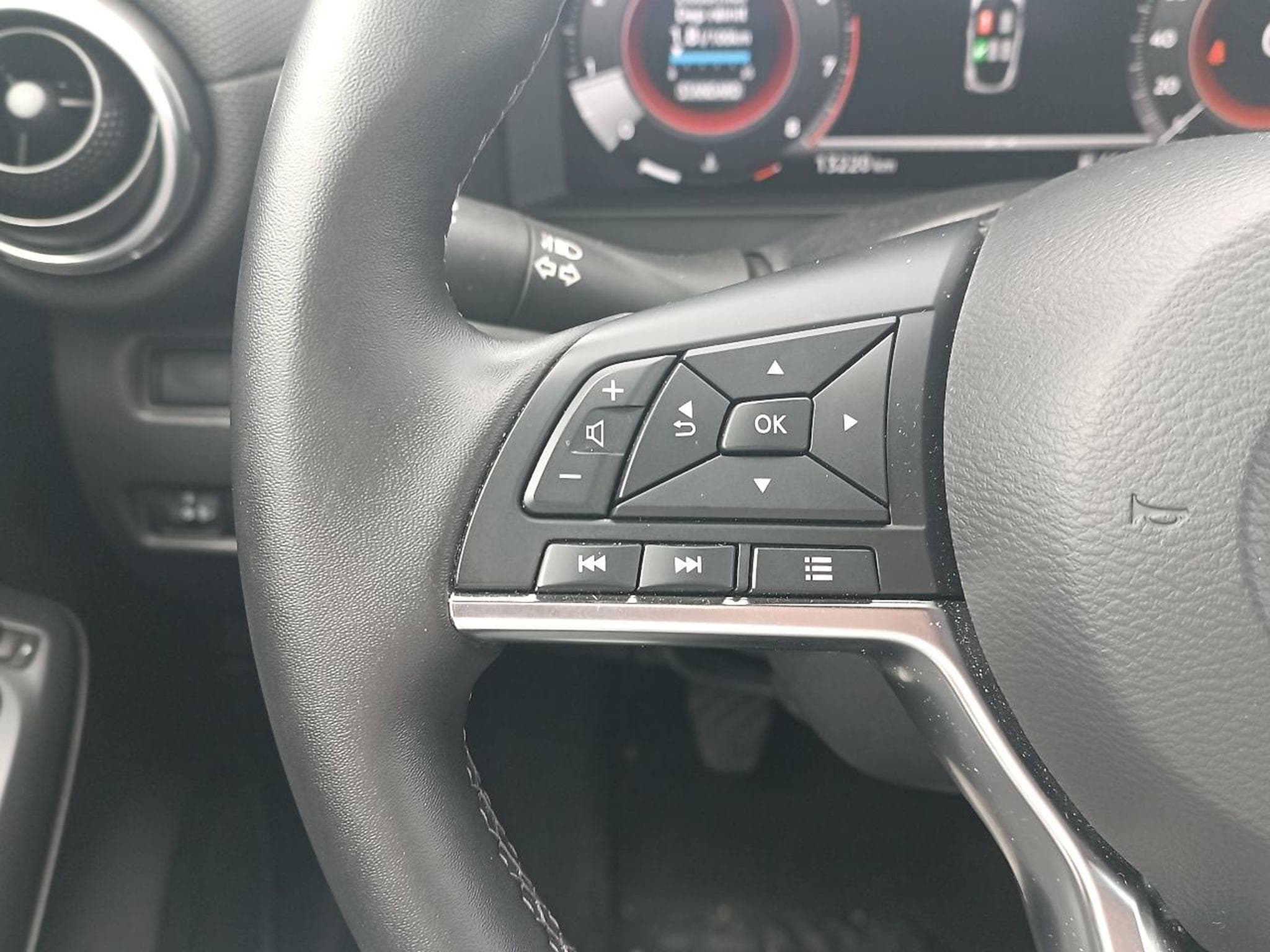 Nissan JUKE 1.0 DIG-T 114 N-CONNECTA (2025) - Photo 13
