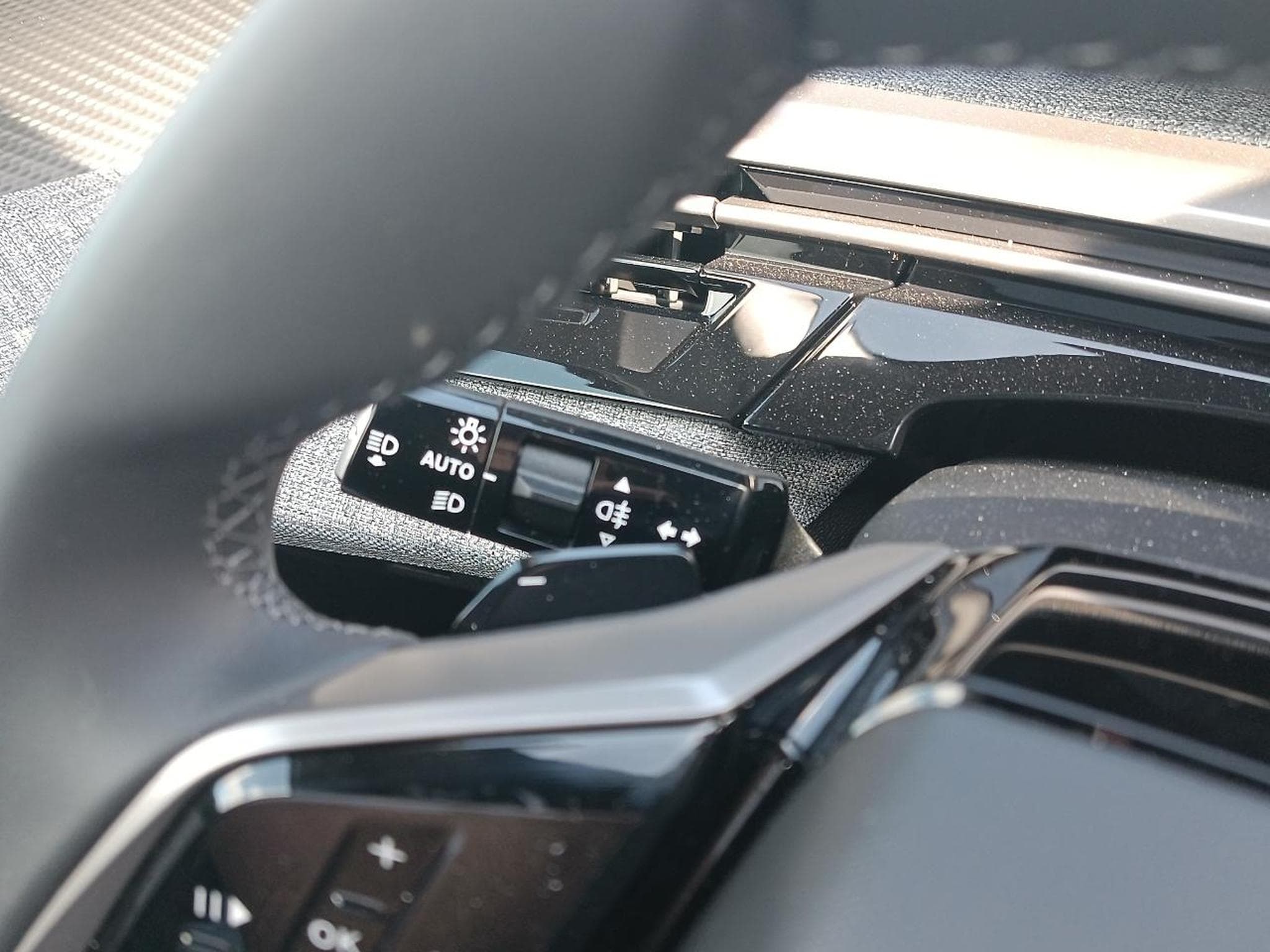 Peugeot 3008 1.2 HYBRID 145 ALLURE E-DCS6 (2025) - Photo 14