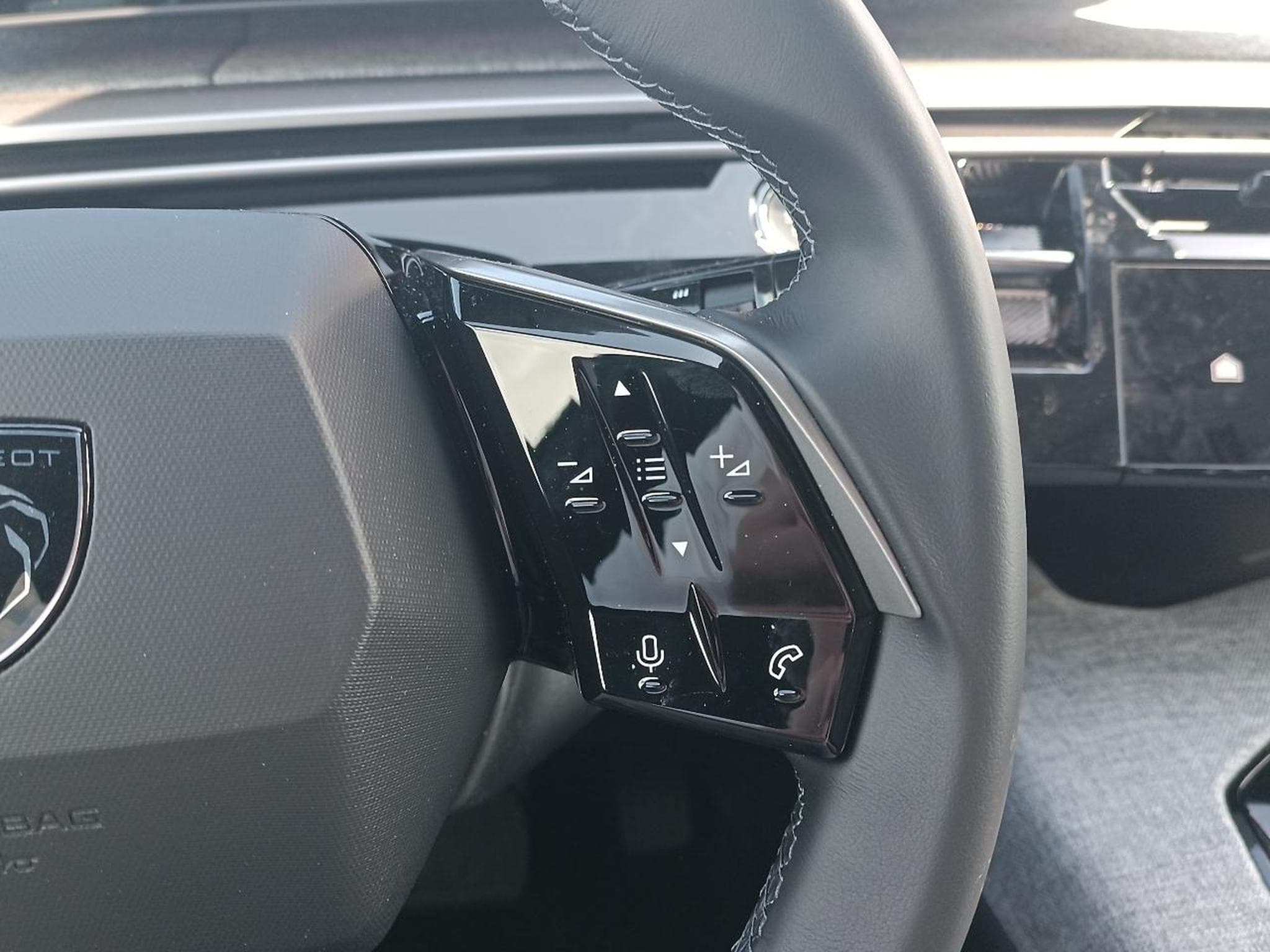 Peugeot 3008 1.2 HYBRID 145 ALLURE E-DCS6 (2025) - Photo 16
