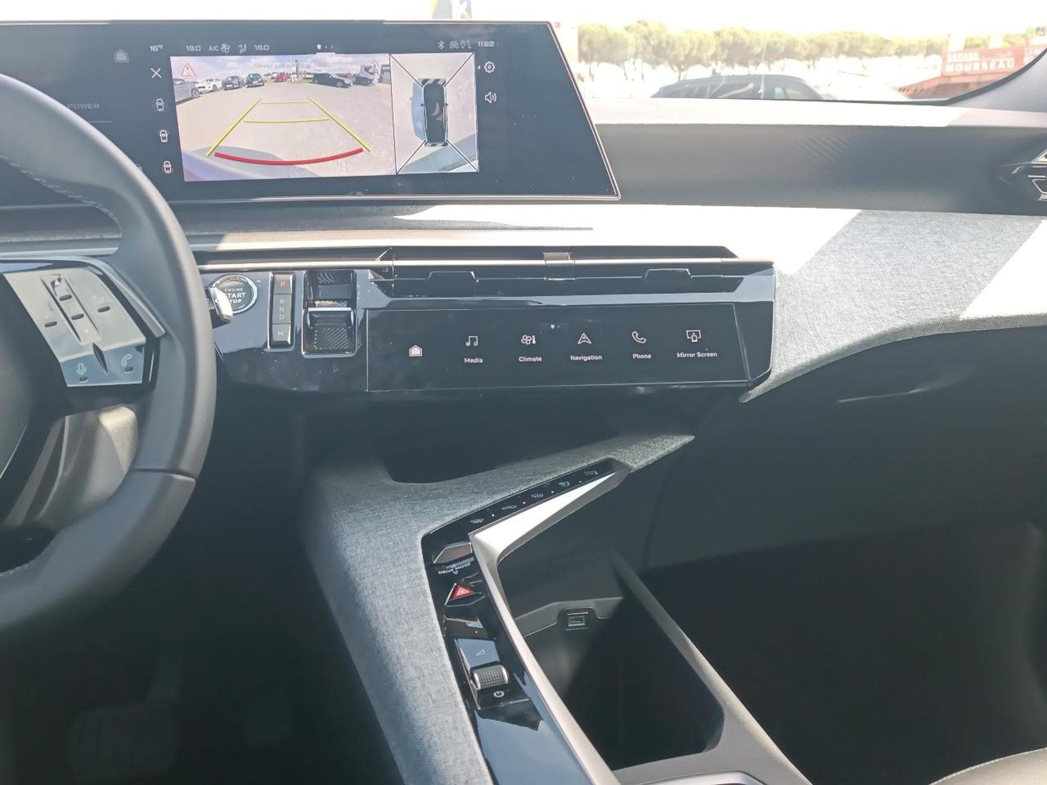 Peugeot 3008 1.2 HYBRID 145 ALLURE E-DCS6 (2025) - Photo 18