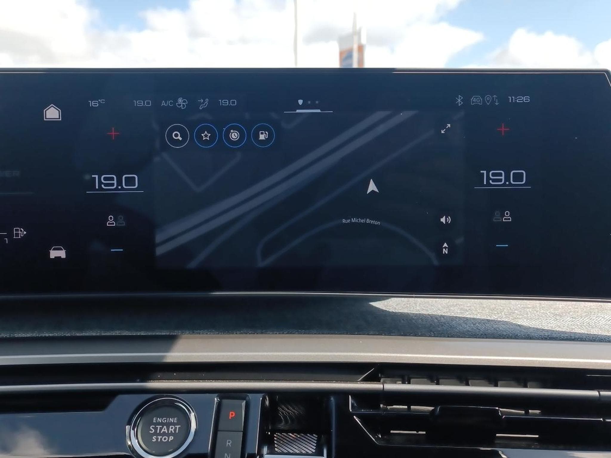 Peugeot 3008 1.2 HYBRID 145 ALLURE E-DCS6 (2025) - Photo 20