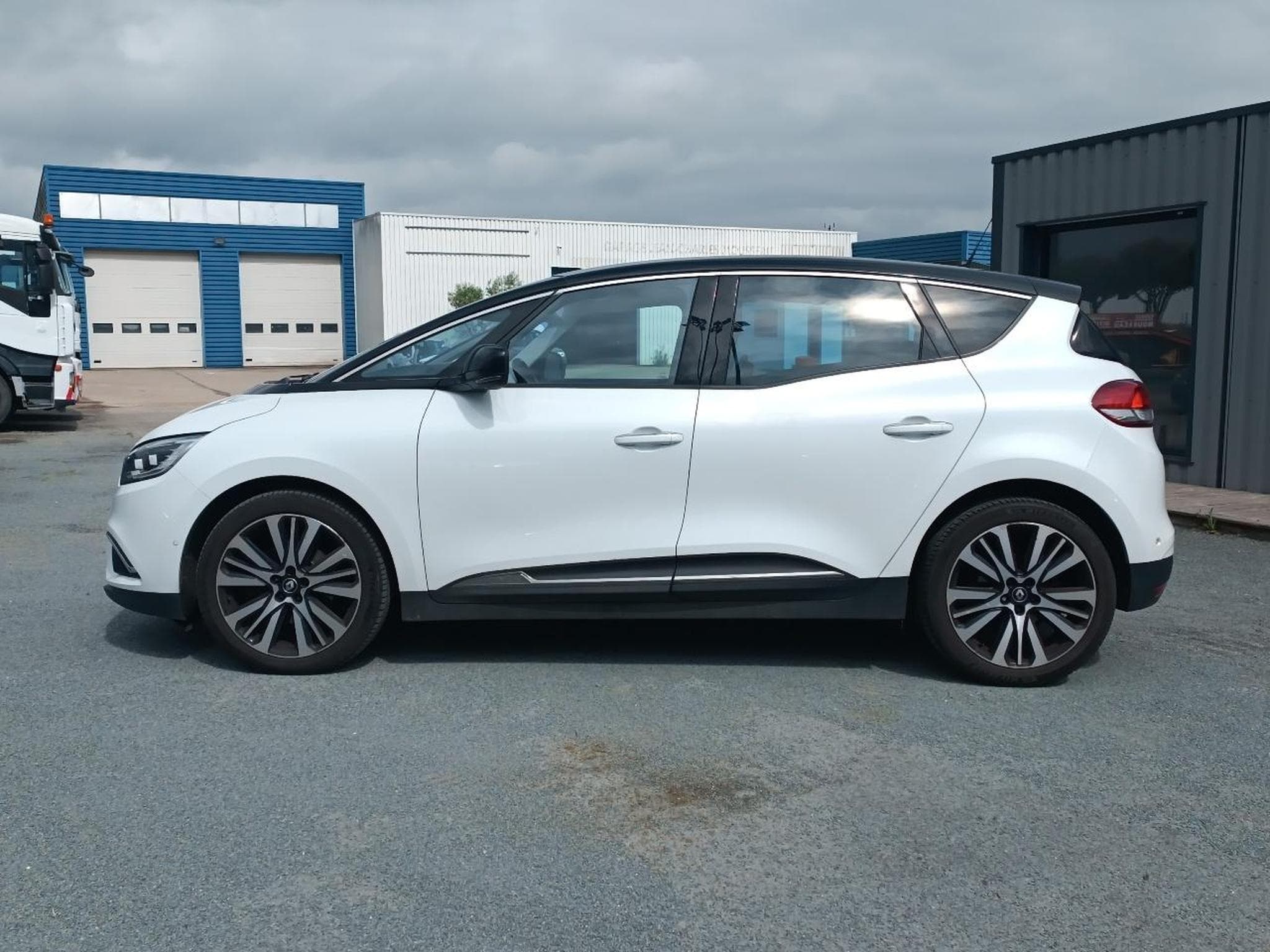 Renault Scenic 1.6 DCI 160 INITIALE PARIS EDC (2017) - Photo 8