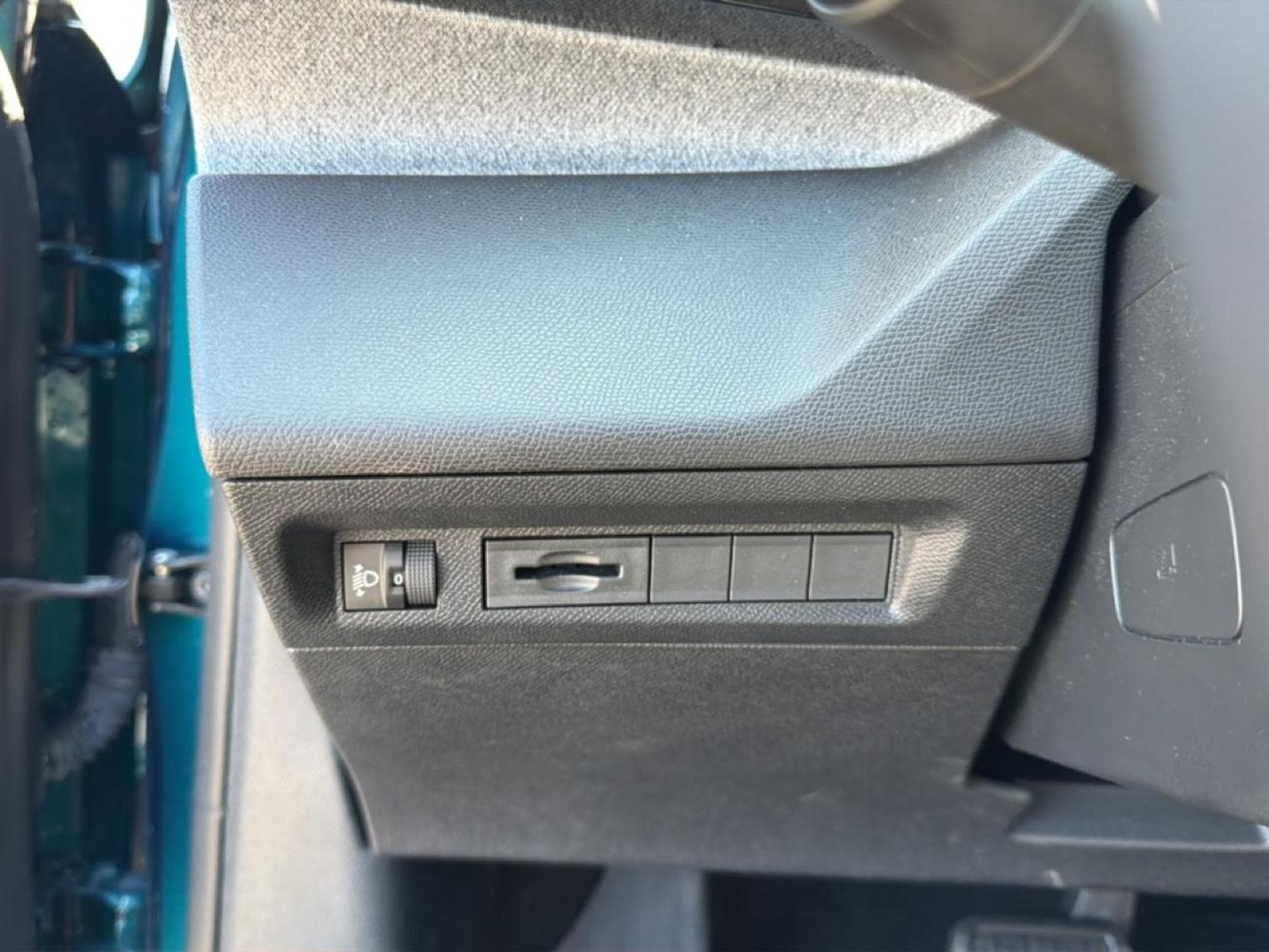 Peugeot 408 HYBRID 145 ALLURE E-DCS6 (2025) - Photo 17