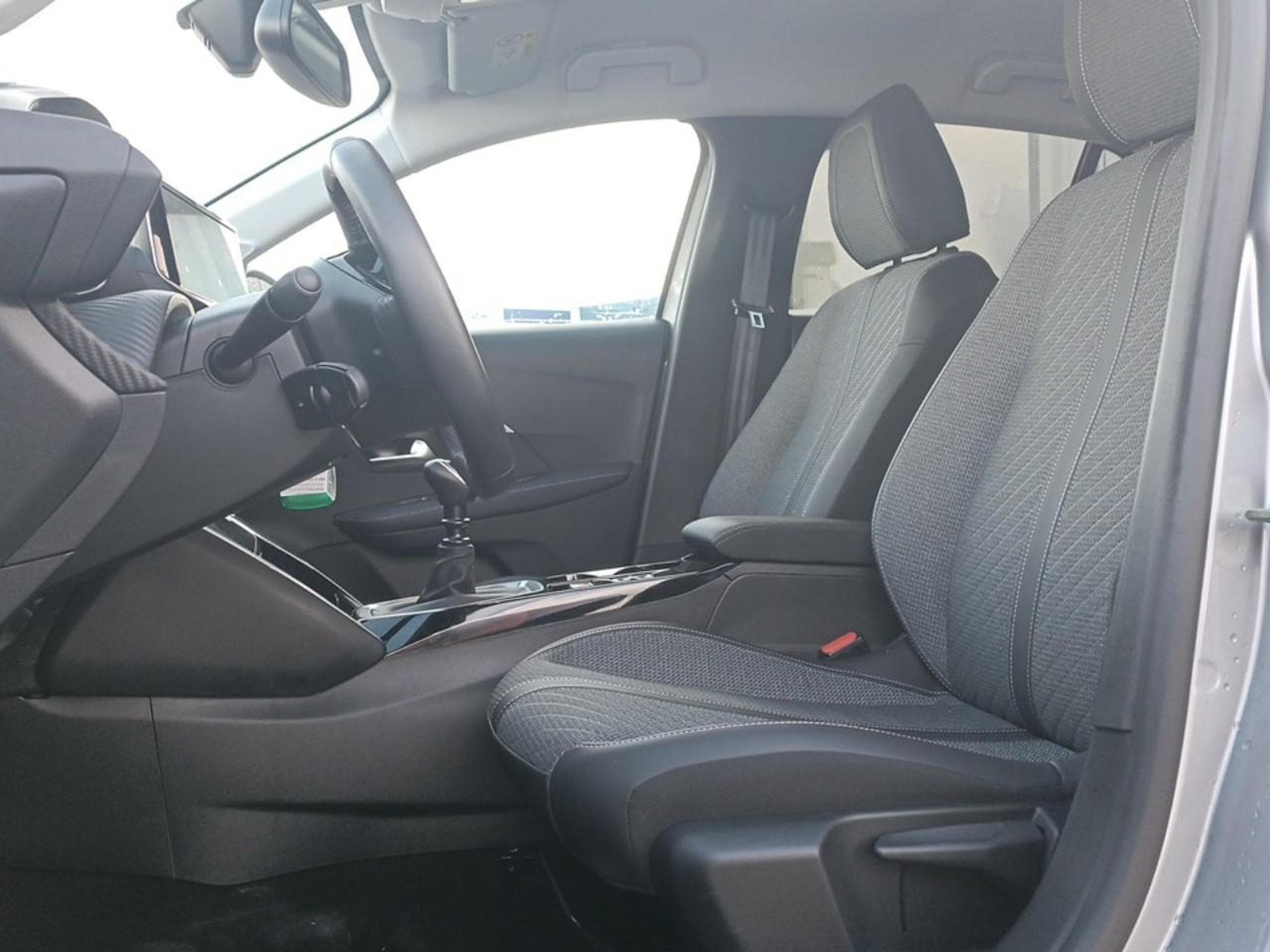Peugeot 208 1.2 100 ALLURE (2025) - Photo 10