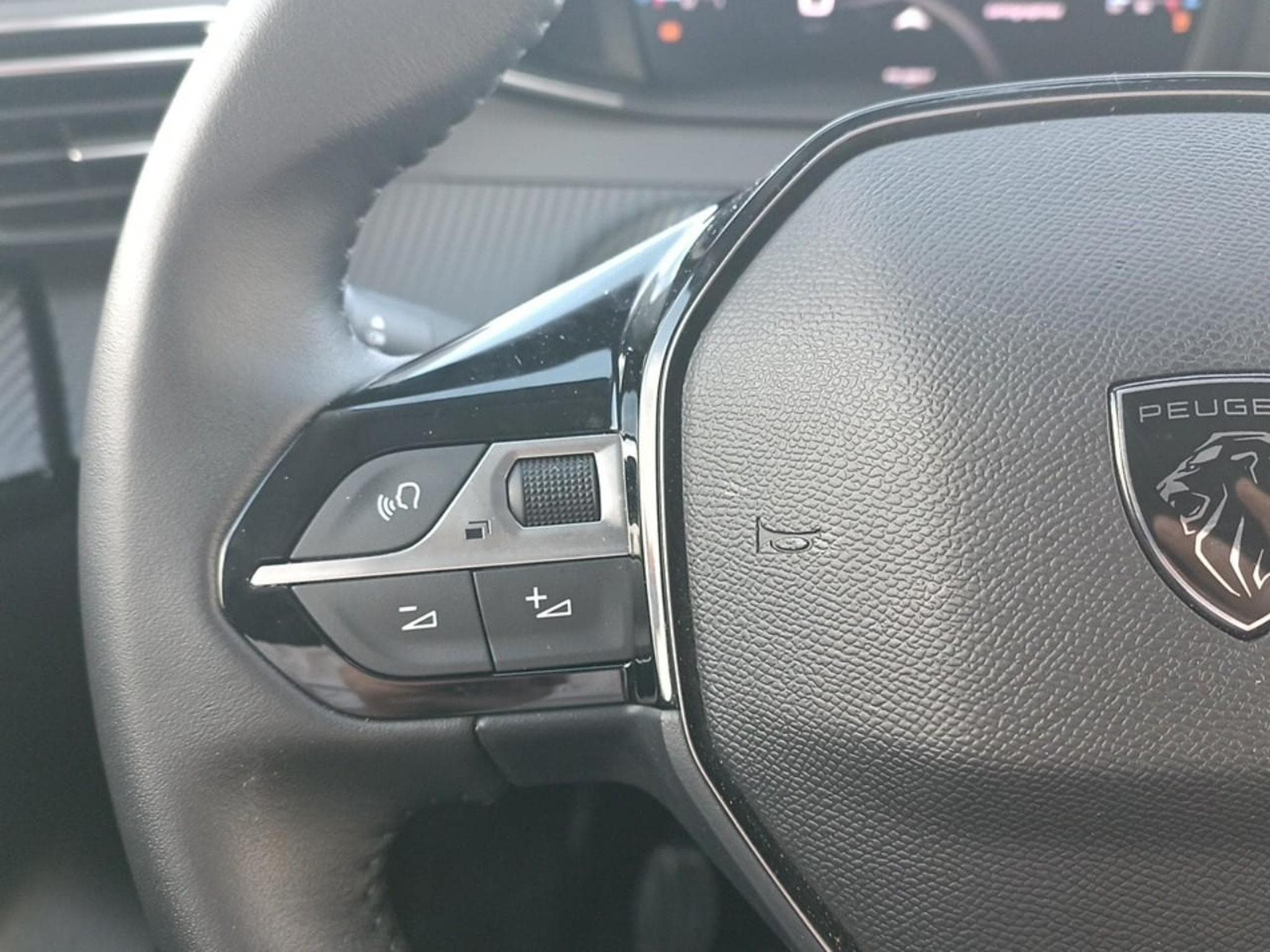 Peugeot 208 1.2 100 ALLURE (2025) - Photo 15