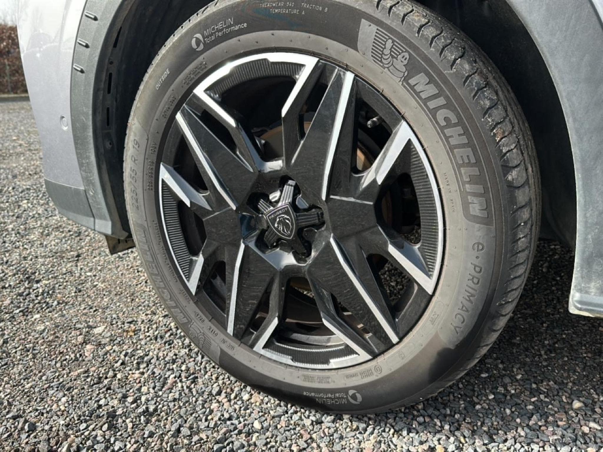Peugeot 3008 1.2 HYBRID 145 GT E-DCS6 (2025) - Photo 9