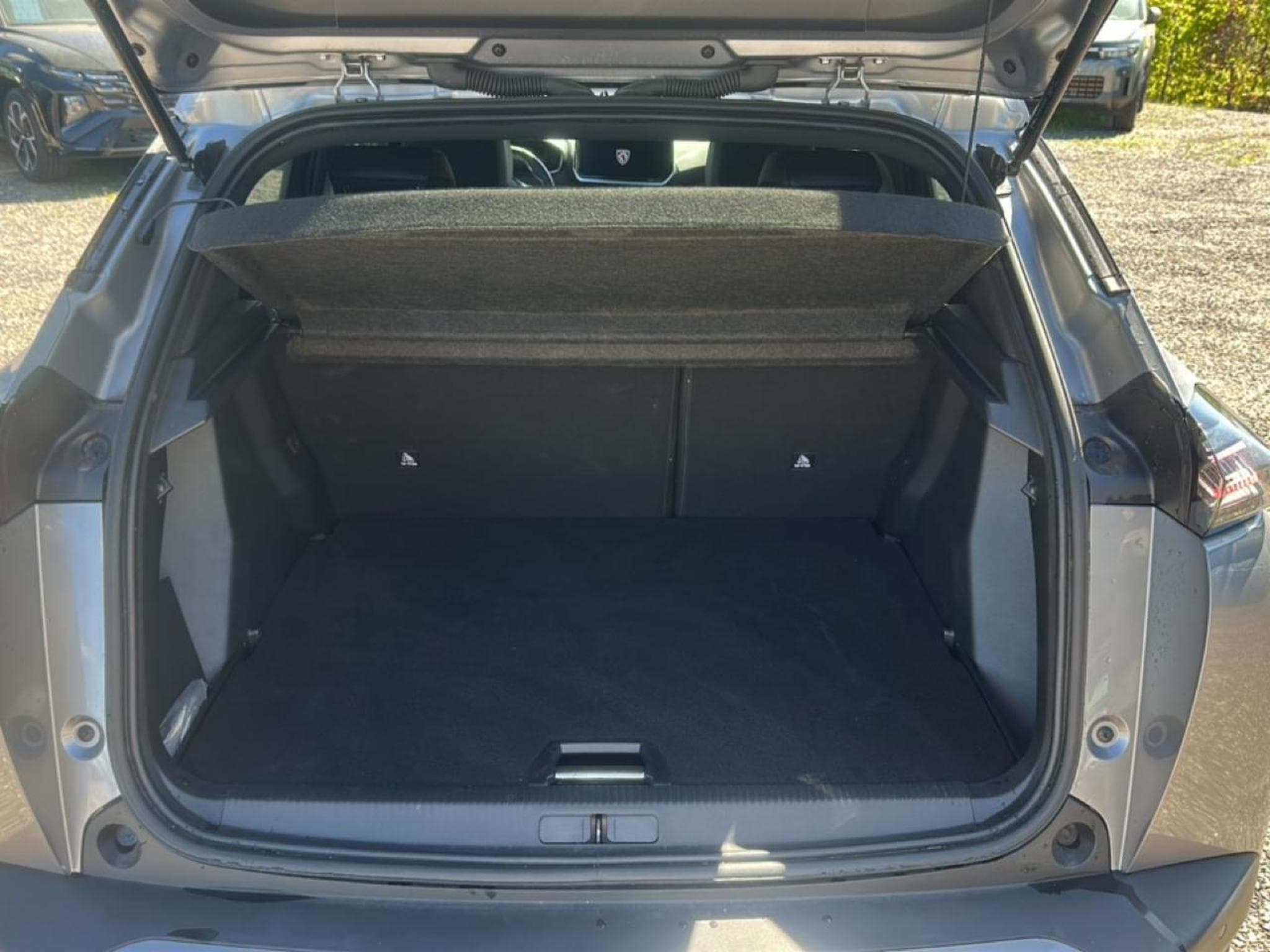 Peugeot 2008 1.2 100 ALLURE (2025) - Photo 13