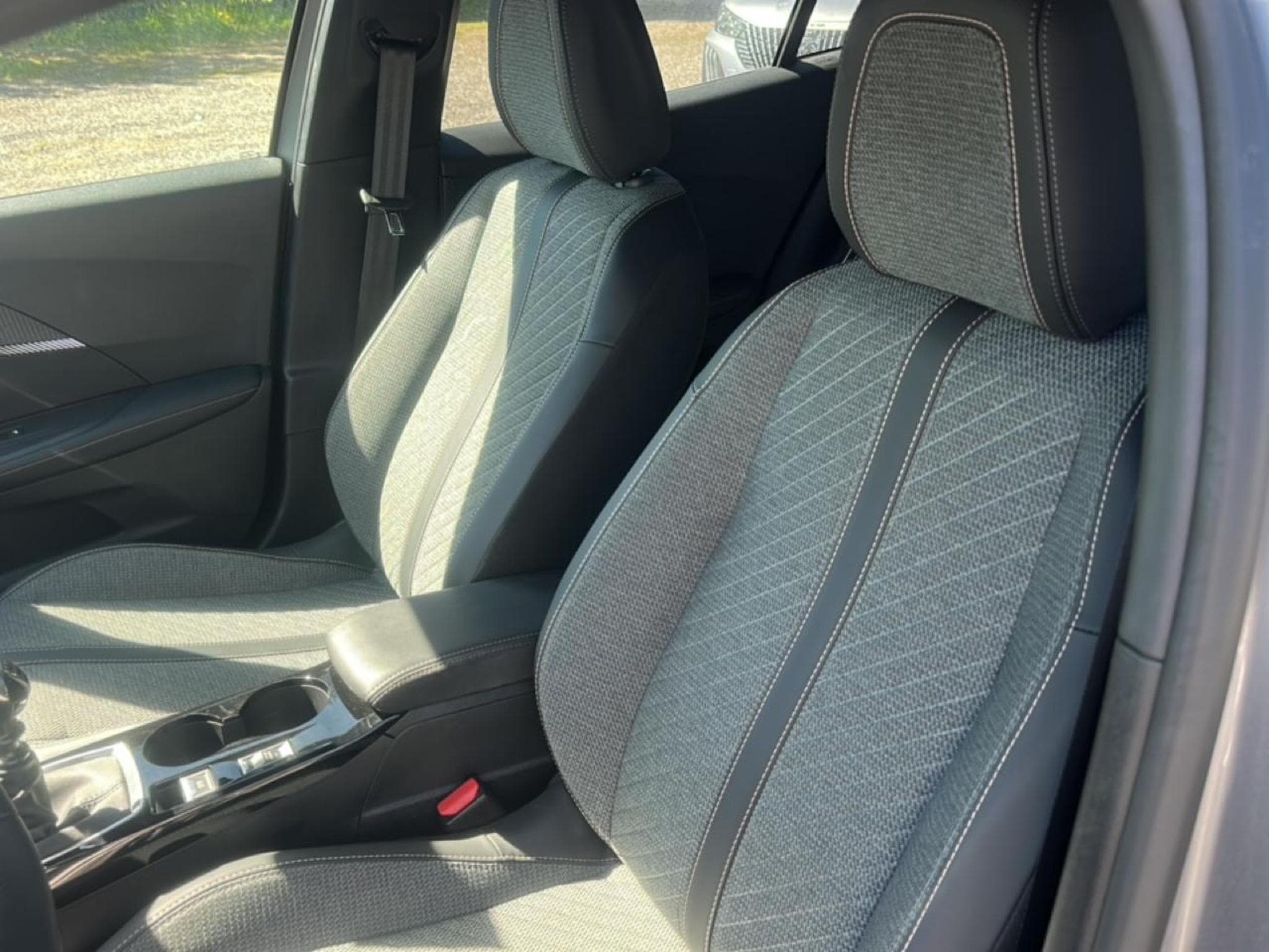 Peugeot 2008 1.2 100 ALLURE (2025) - Photo 16