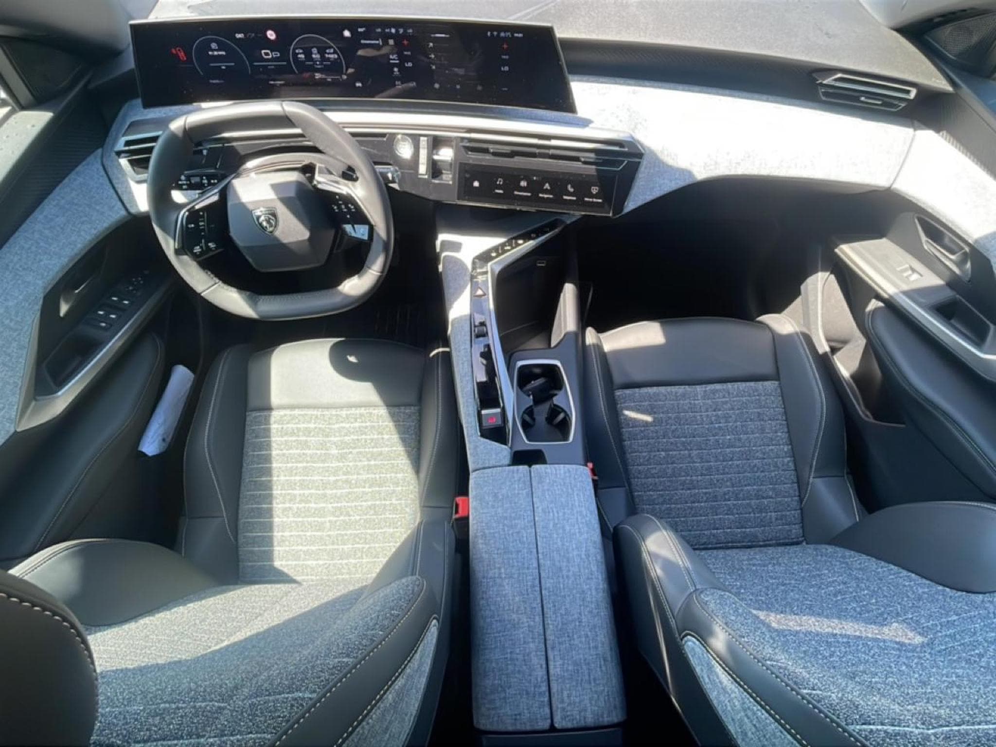 Peugeot 3008 1.2 HYBRID 145 ALLURE E-DCS6 (2025) - Photo 9