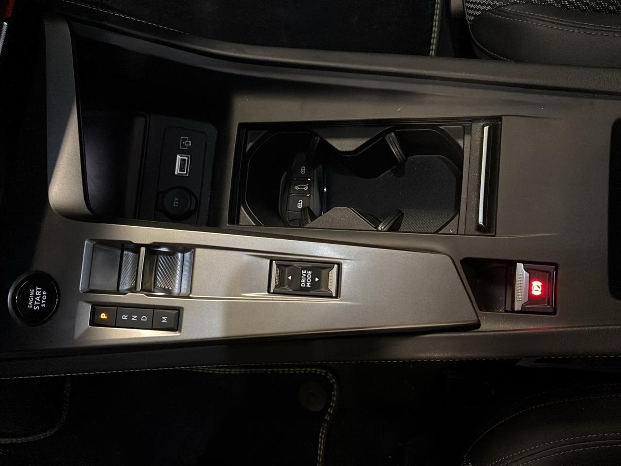 Peugeot 408 HYBRID 145 GT E-DCS6 (2025) - Photo 13