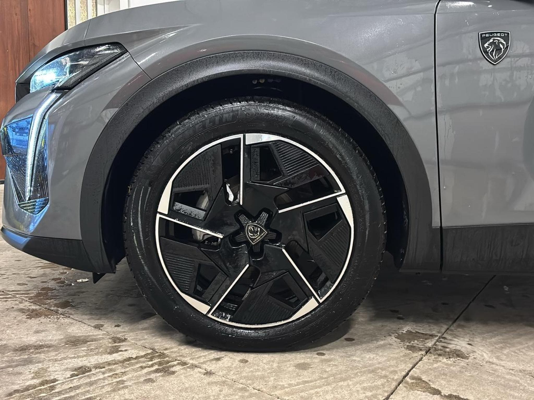 Peugeot 408 HYBRID 145 GT E-DCS6 (2025) - Photo 9