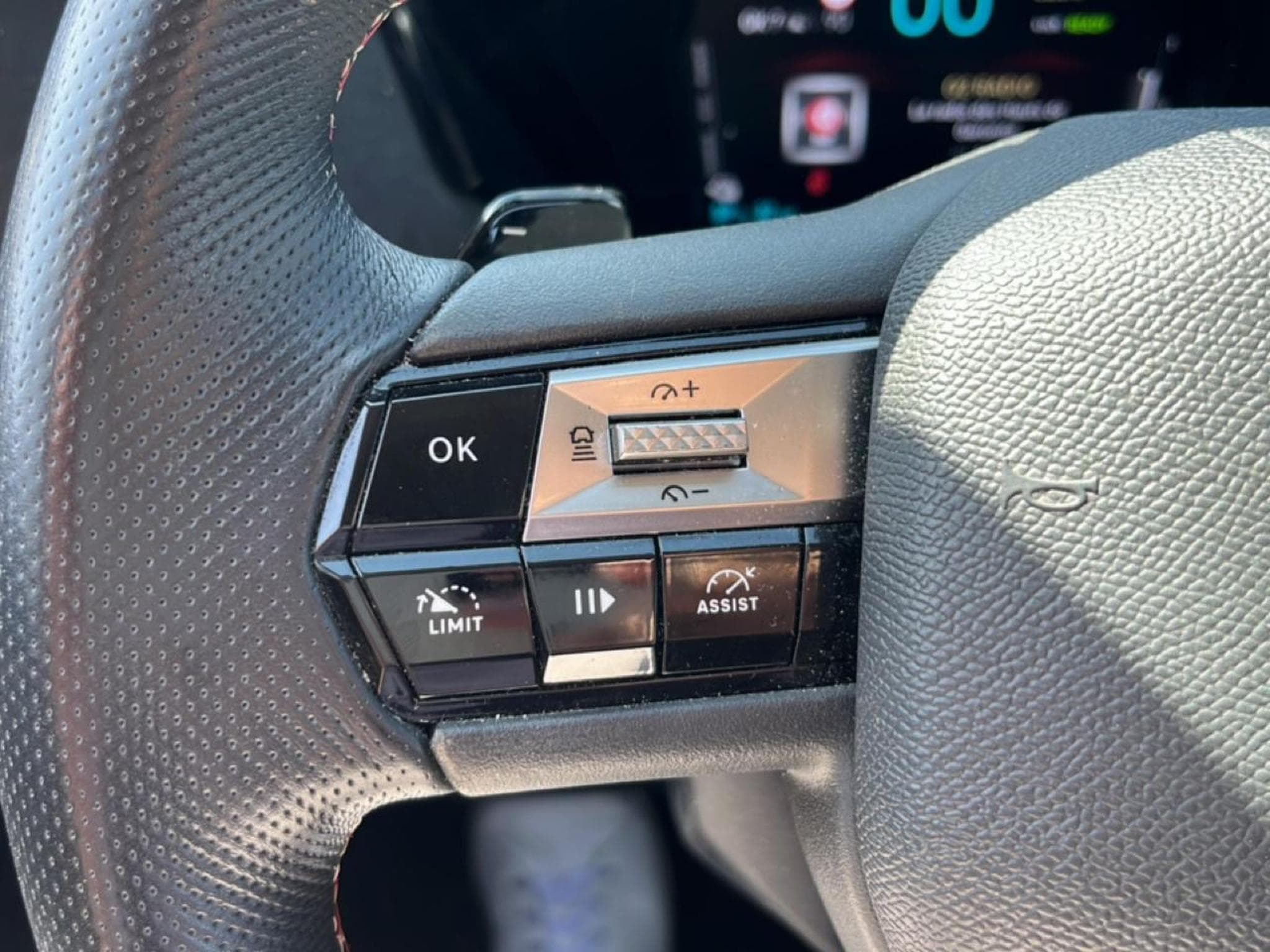 DS Automobiles DS4 E-TENSE 225 PERFORMANCE LINE + (2023) - Photo 19