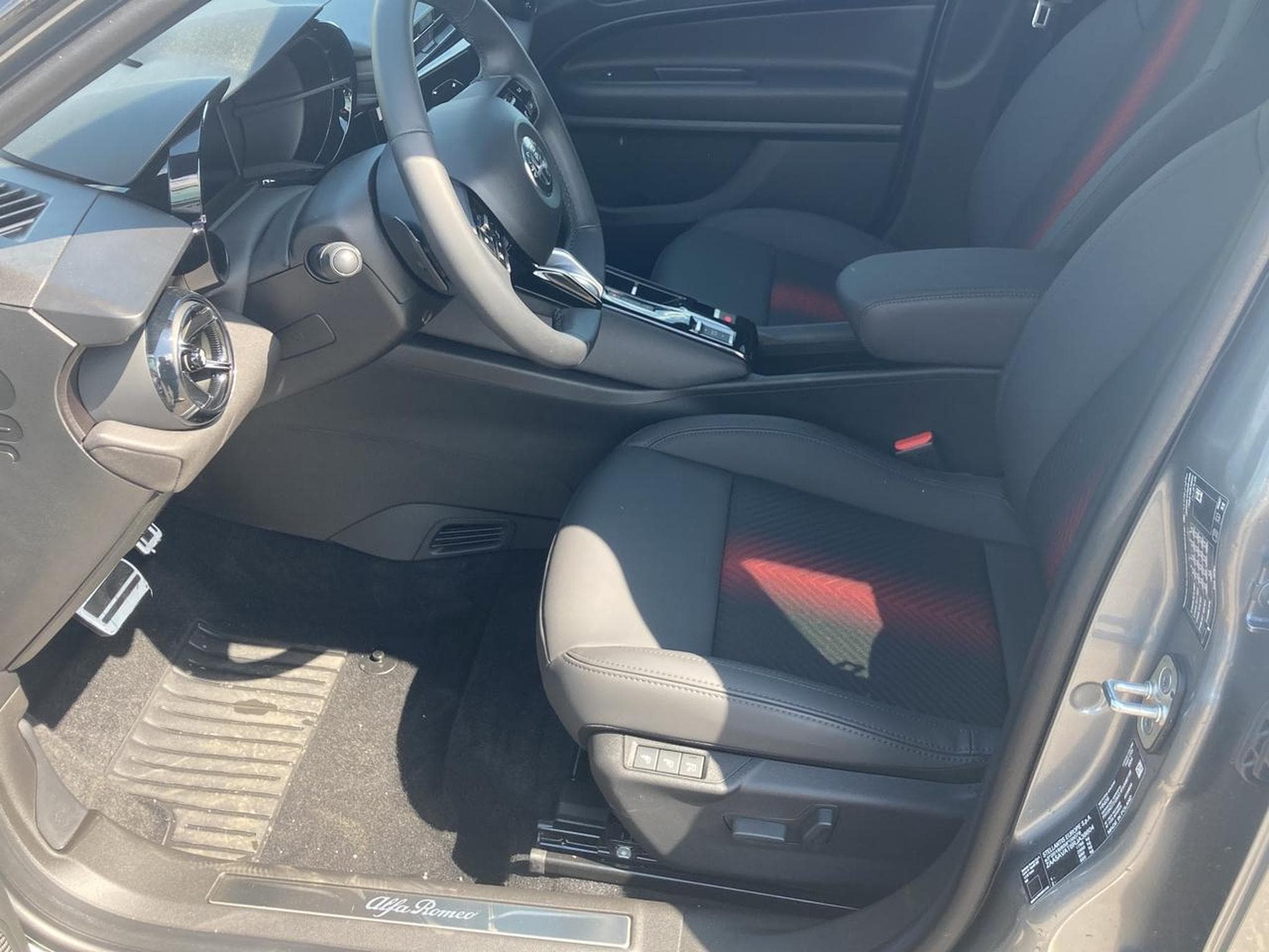 Alfa-Romeo JUNIOR 1.2 IBRIDA 145 SPECIALE E-DCT6 (2026) - Photo 13