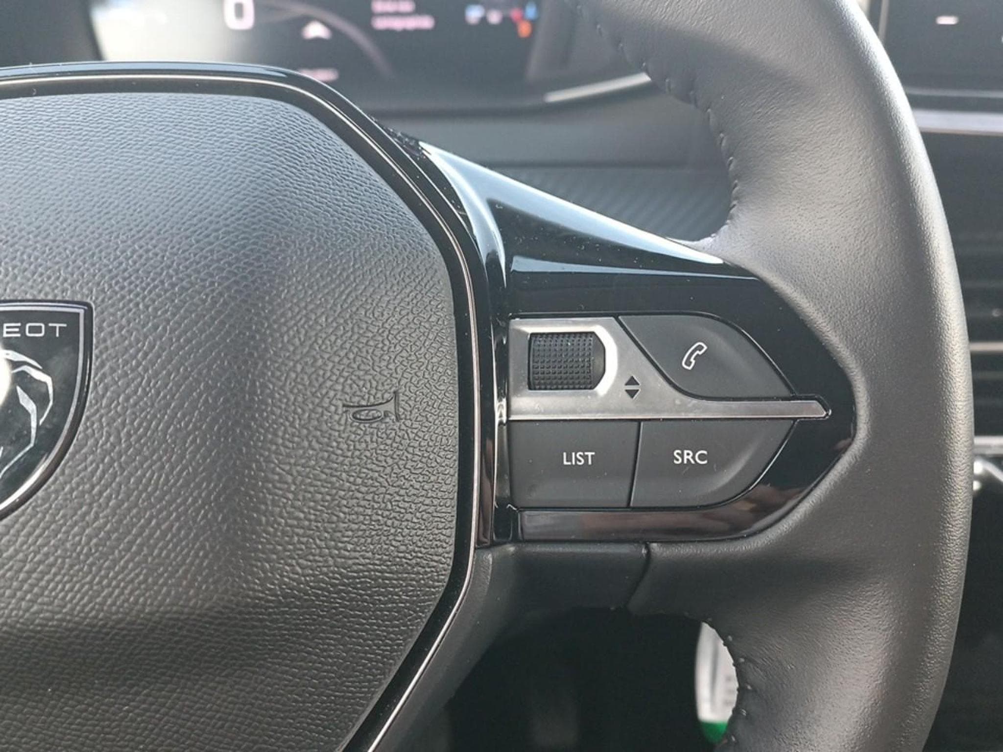 Peugeot 208 1.2 100 ALLURE (2025) - Photo 17