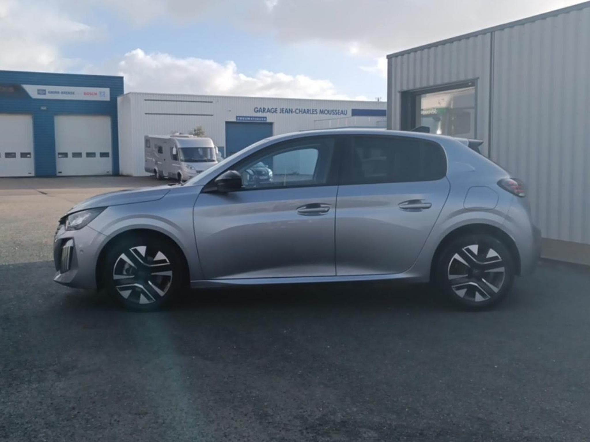 Peugeot 208 1.2 100 ALLURE (2025) - Photo 8