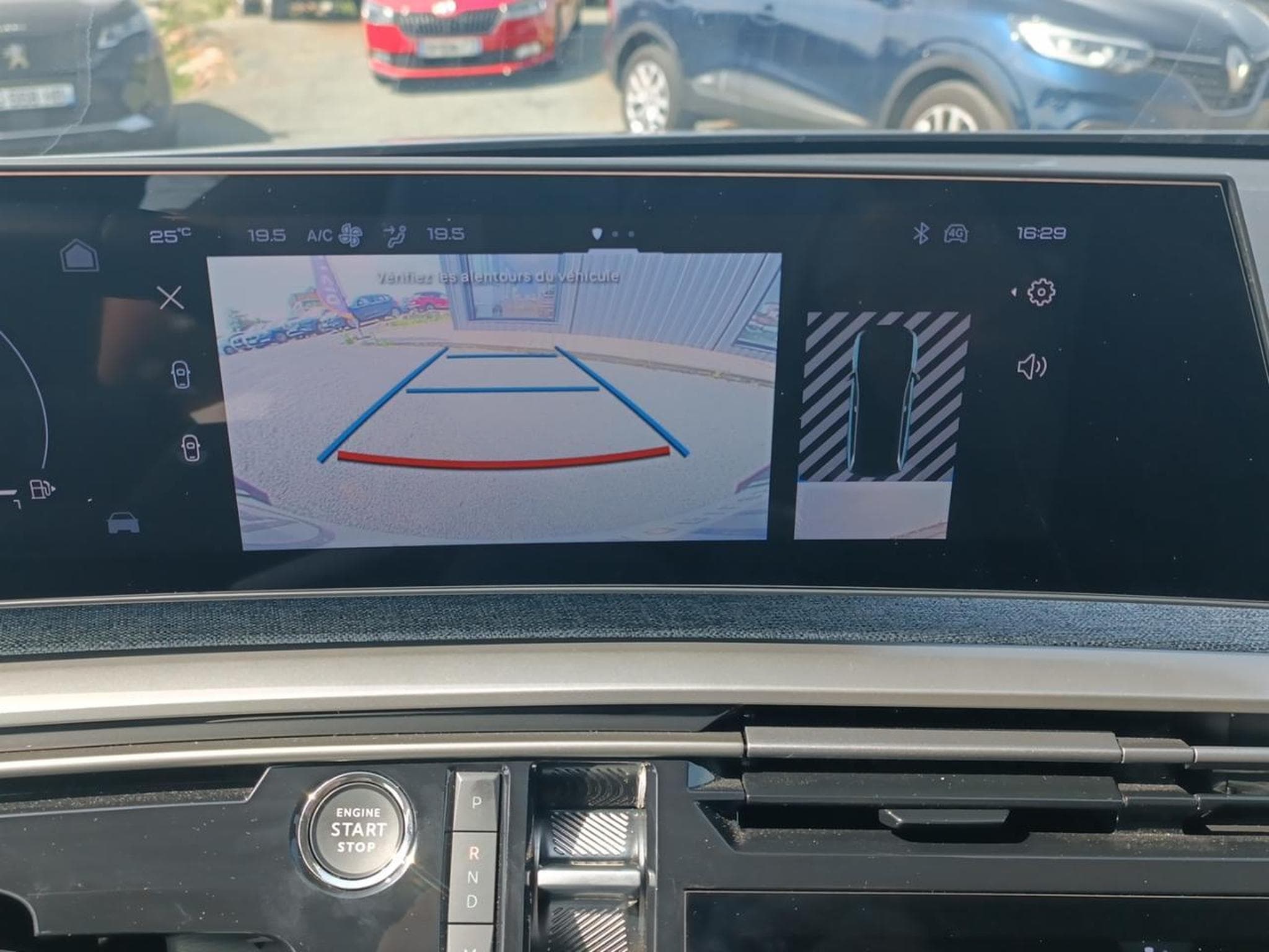Peugeot 5008 HYBRID 145 ALLURE E-DCS6 (2025) - Photo 17