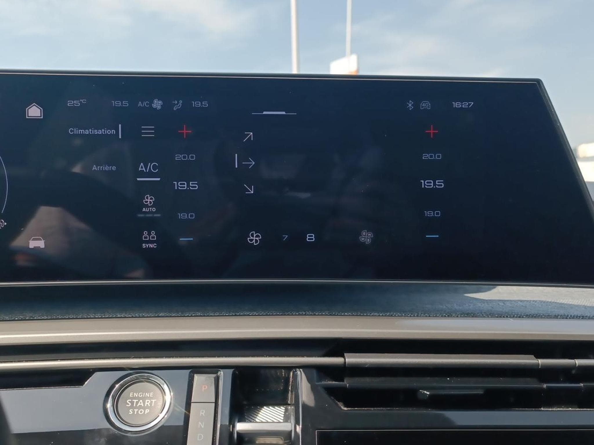 Peugeot 5008 HYBRID 145 ALLURE E-DCS6 (2025) - Photo 19
