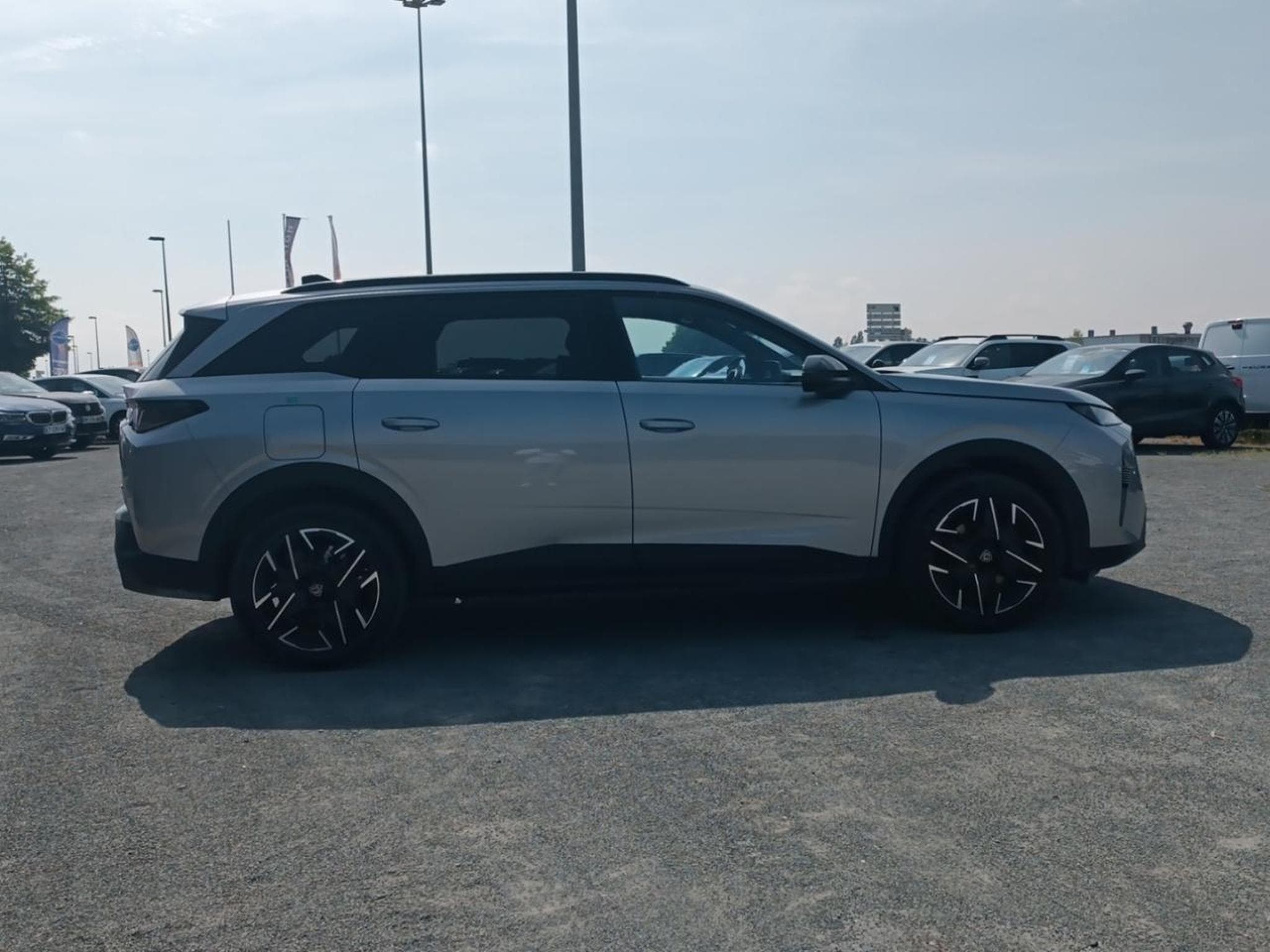 Peugeot 5008 HYBRID 145 ALLURE E-DCS6 (2025) - Photo 4