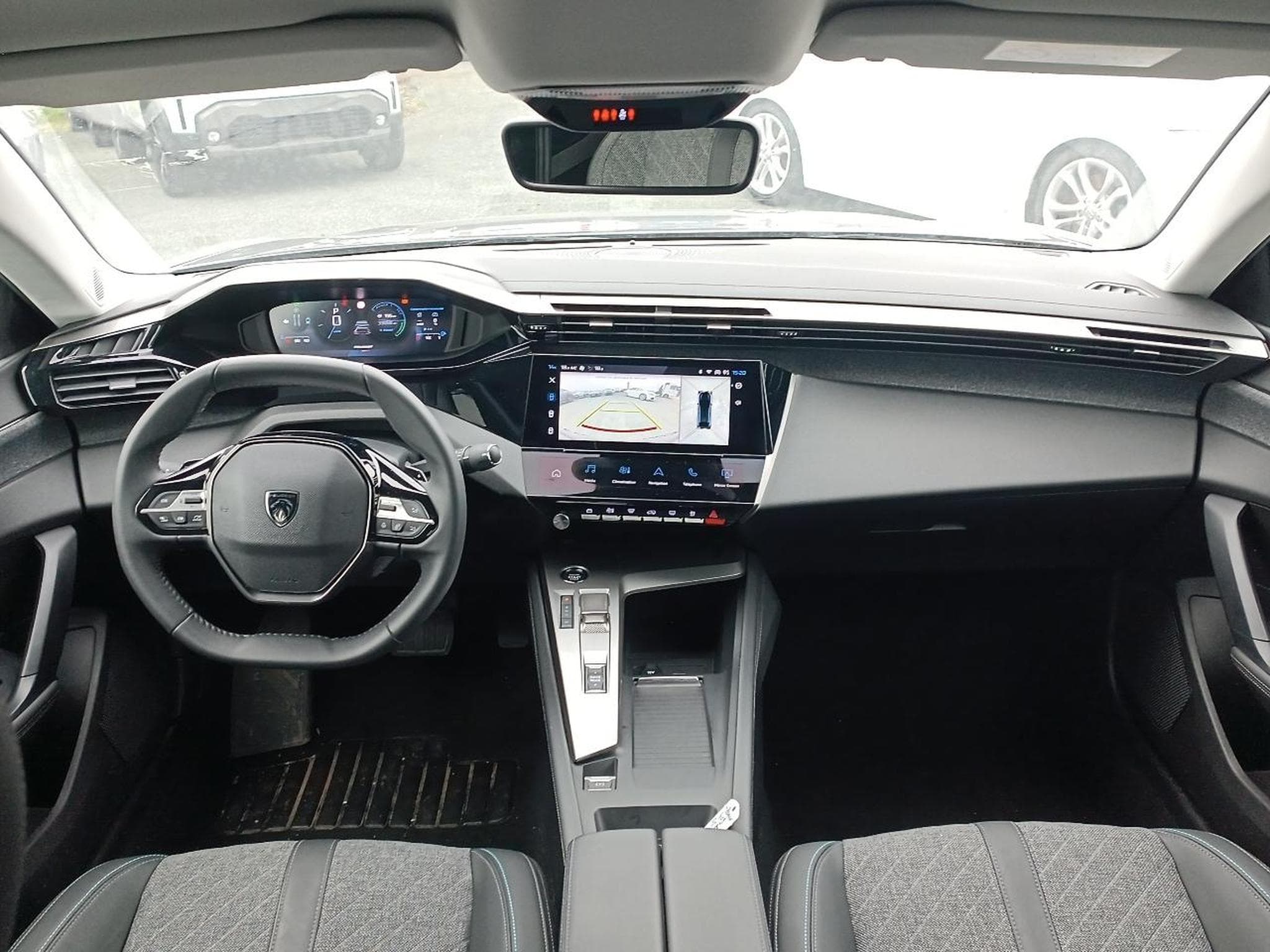 Peugeot 408 HYBRID 145 ALLURE E-DCS6 (2024) - Photo 10