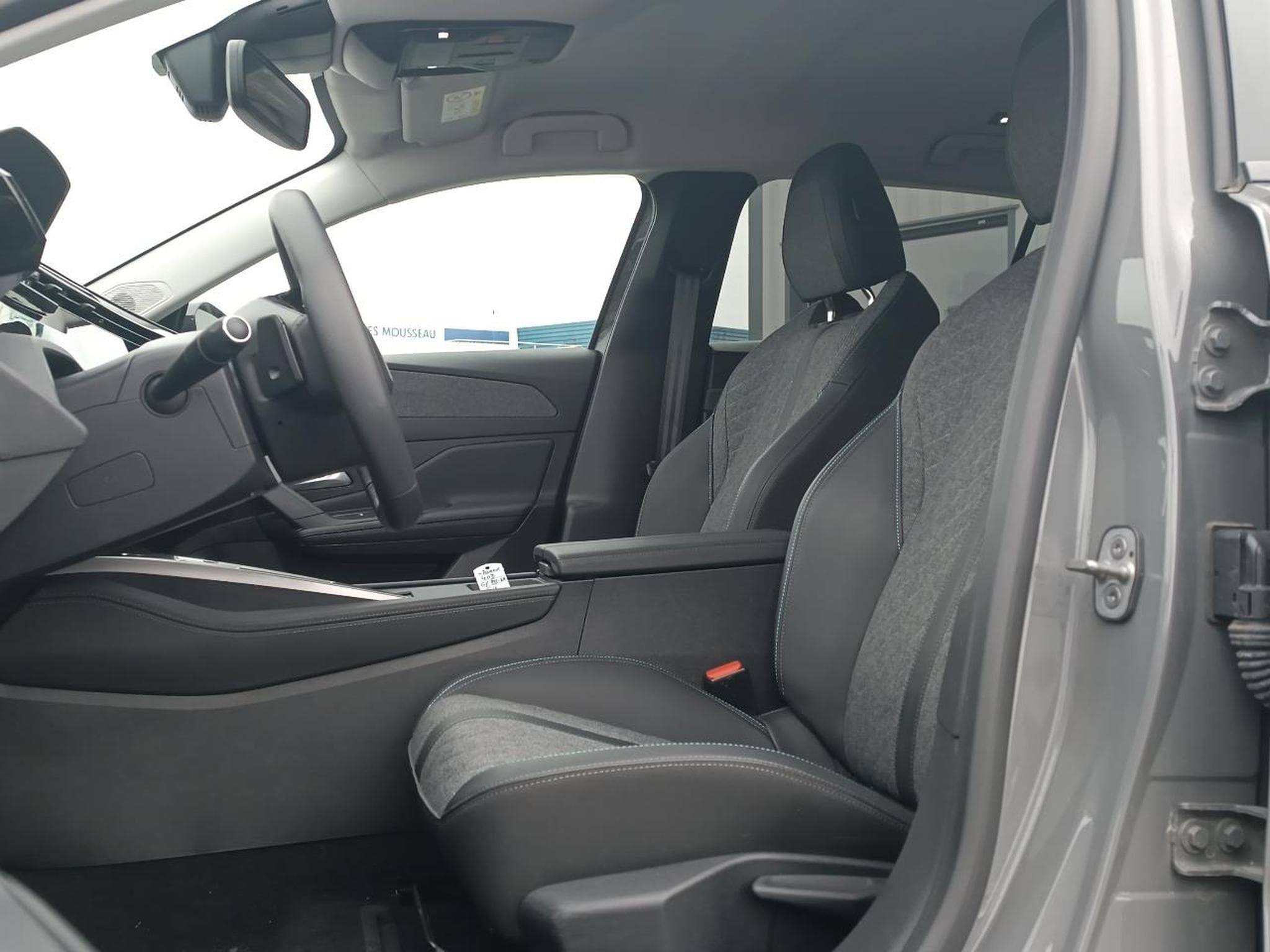 Peugeot 408 HYBRID 145 ALLURE E-DCS6 (2024) - Photo 13