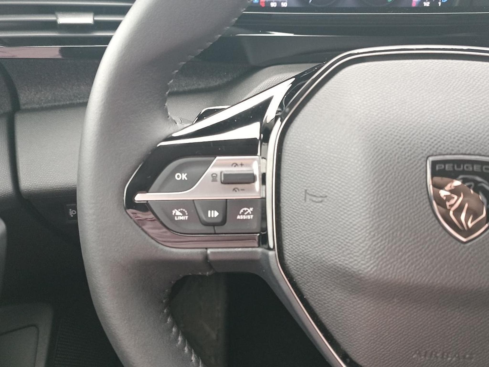 Peugeot 408 HYBRID 145 ALLURE E-DCS6 (2024) - Photo 15