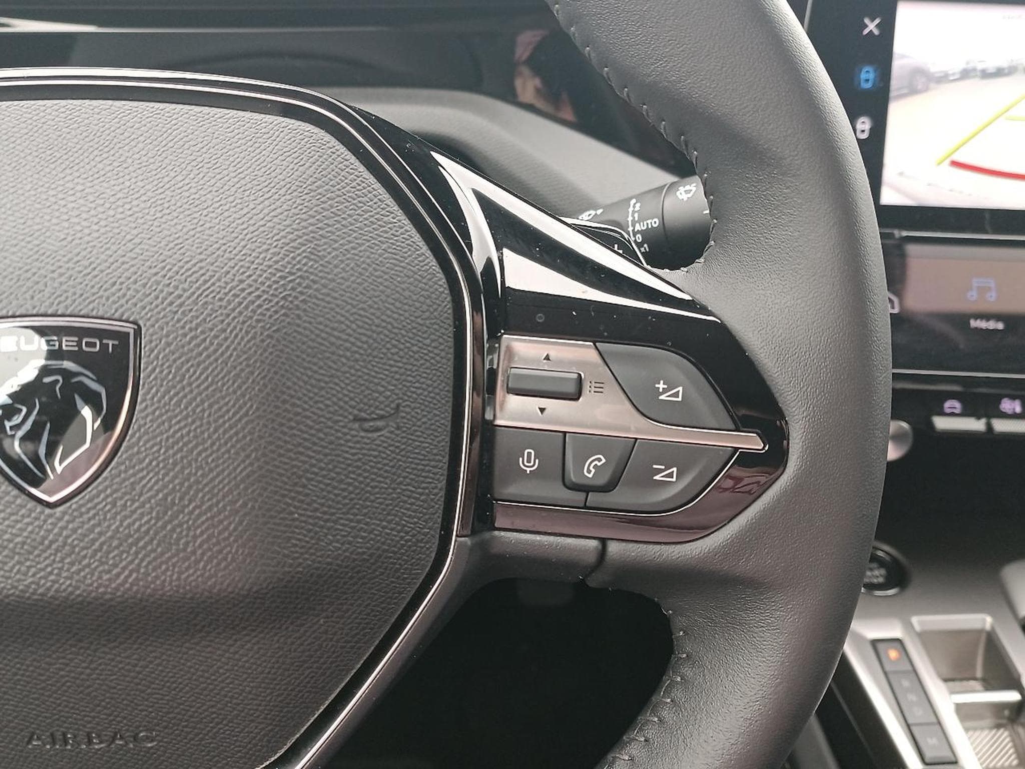 Peugeot 408 HYBRID 145 ALLURE E-DCS6 (2024) - Photo 17