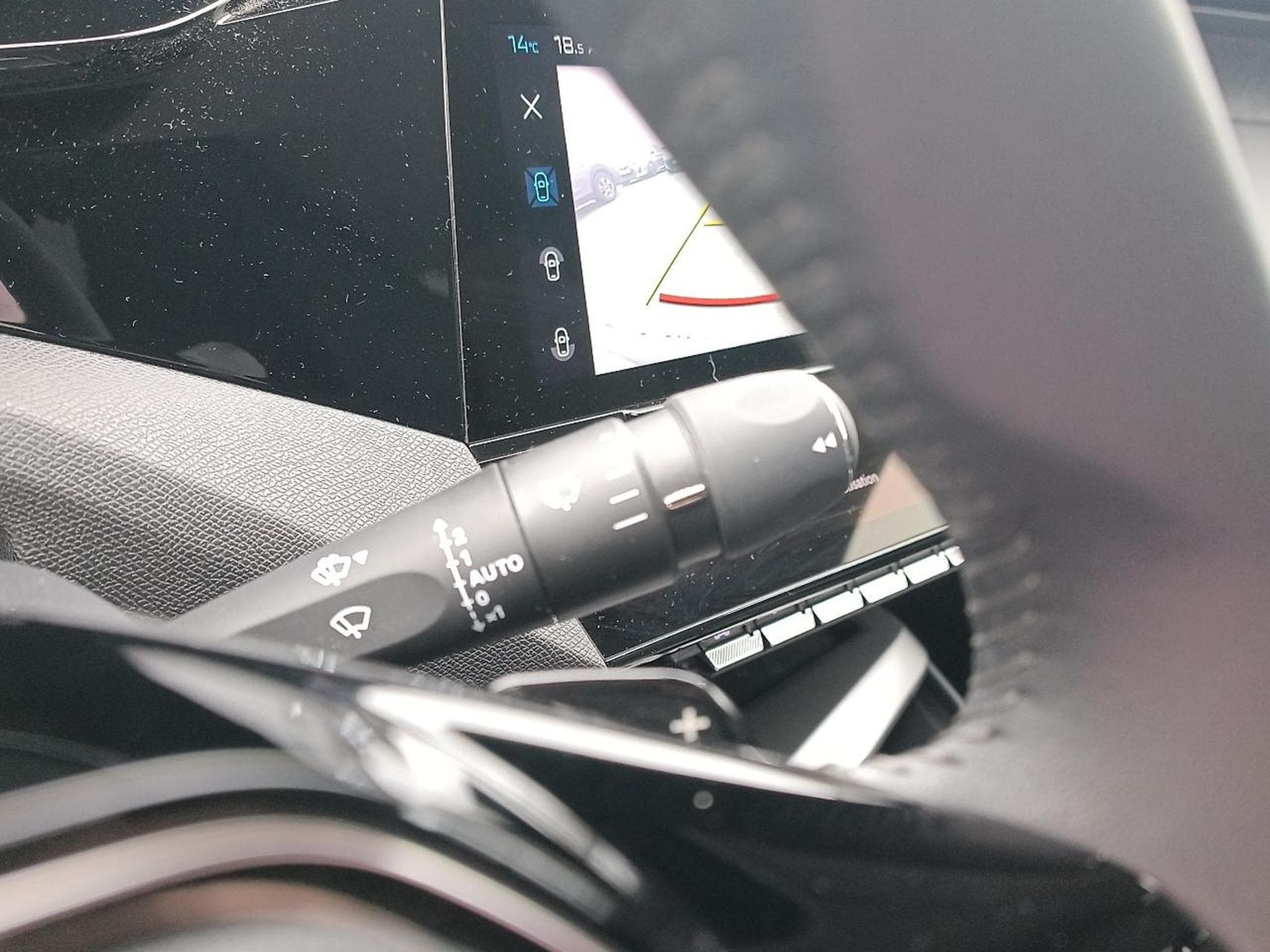 Peugeot 408 HYBRID 145 ALLURE E-DCS6 (2024) - Photo 18