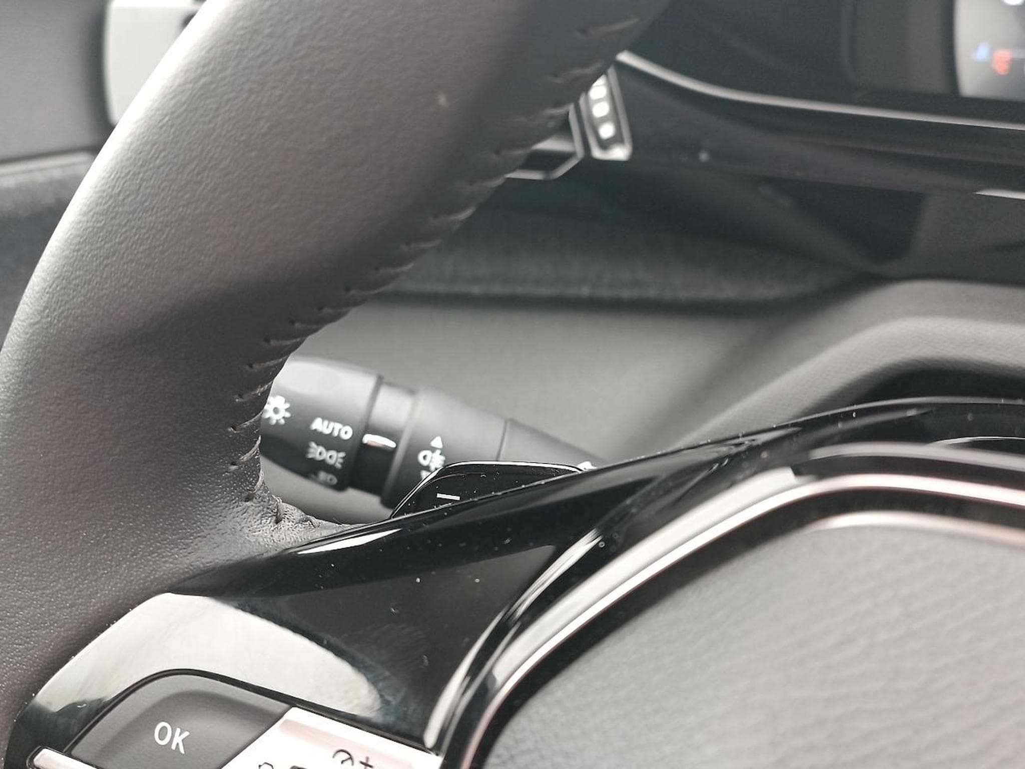 Peugeot 408 HYBRID 145 ALLURE E-DCS6 (2024) - Photo 19