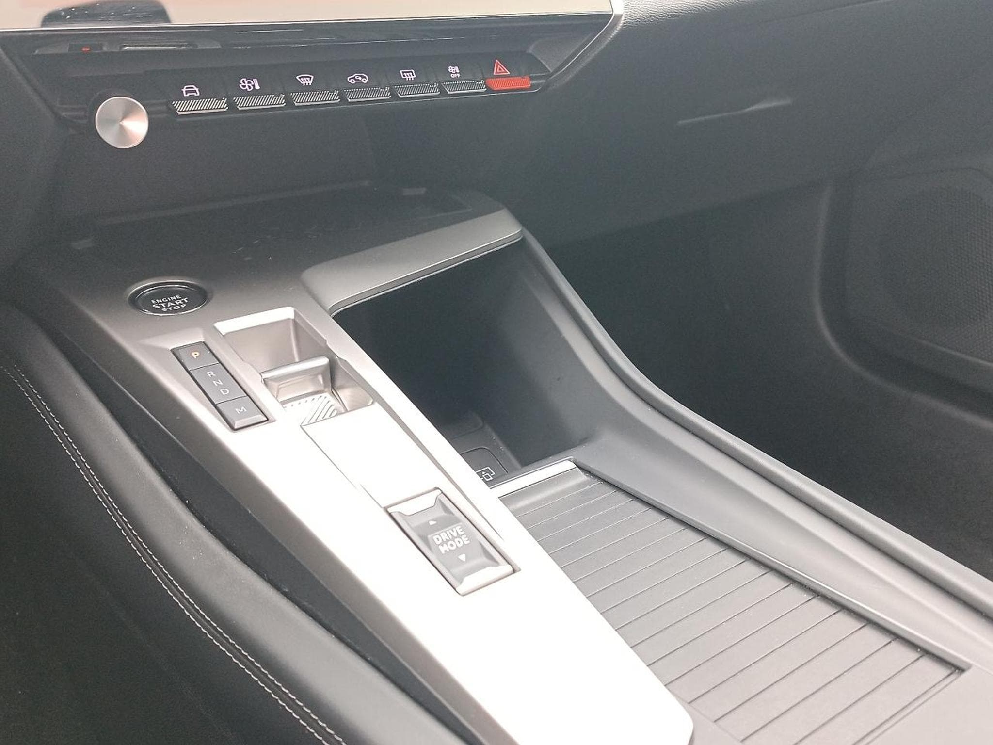 Peugeot 408 HYBRID 145 ALLURE E-DCS6 (2024) - Photo 20