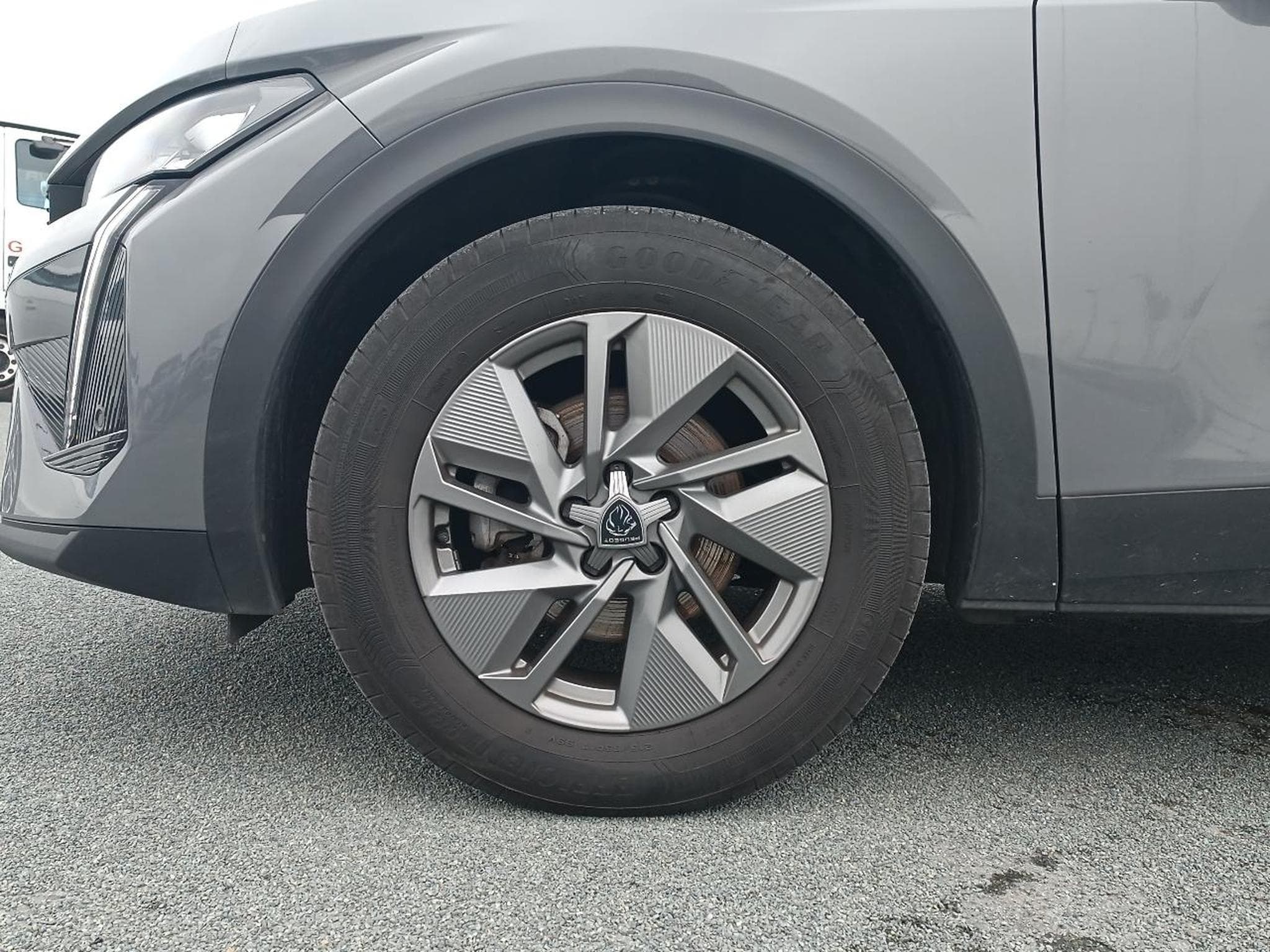 Peugeot 408 HYBRID 145 ALLURE E-DCS6 (2024) - Photo 9
