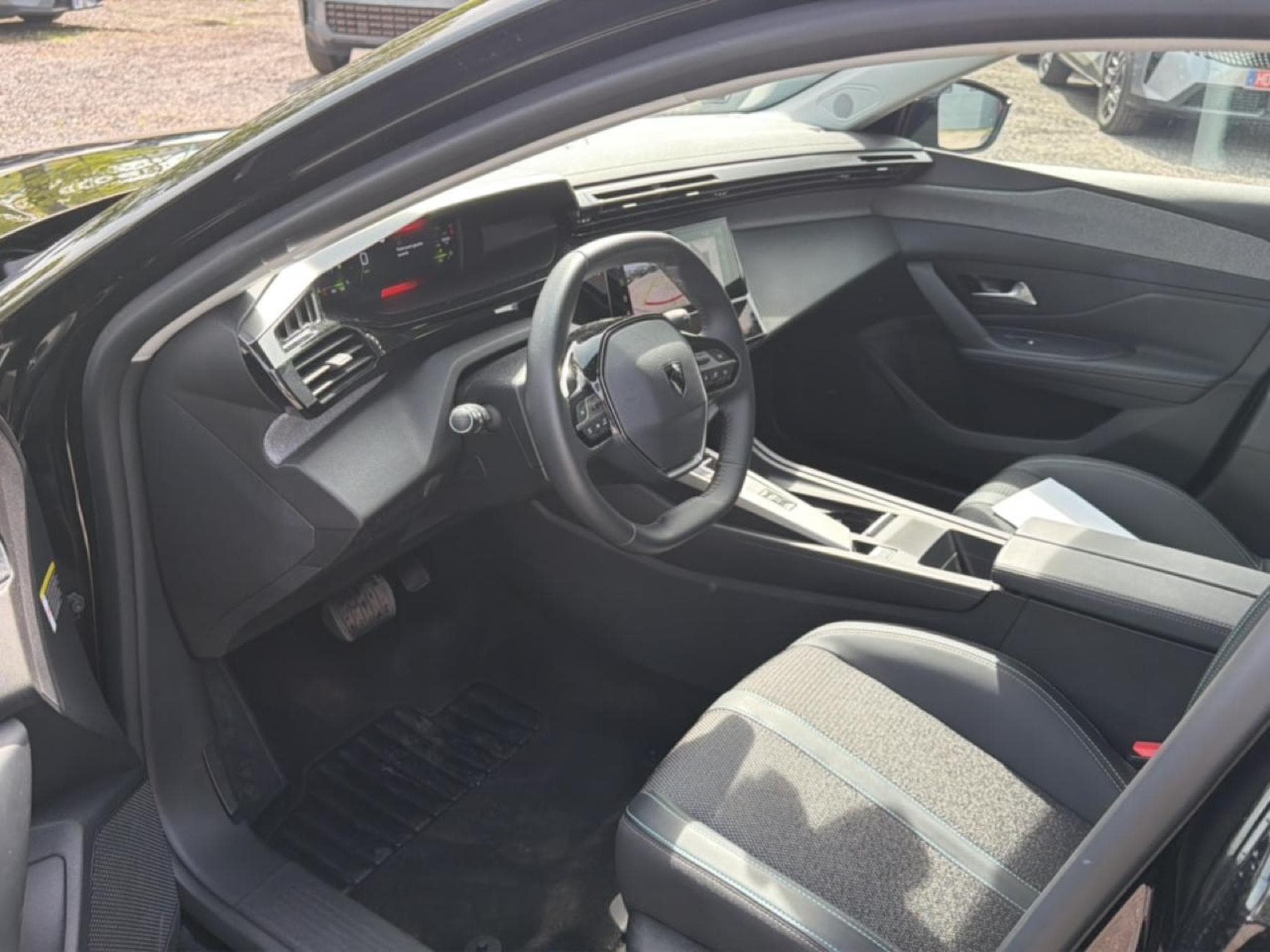 Peugeot 408 HYBRID 136 ALLURE E-DCS6 (2024) - Photo 11