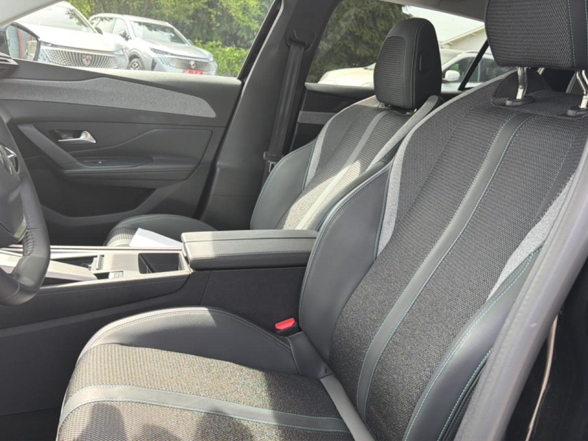 Peugeot 408 HYBRID 136 ALLURE E-DCS6 (2024) - Photo 12