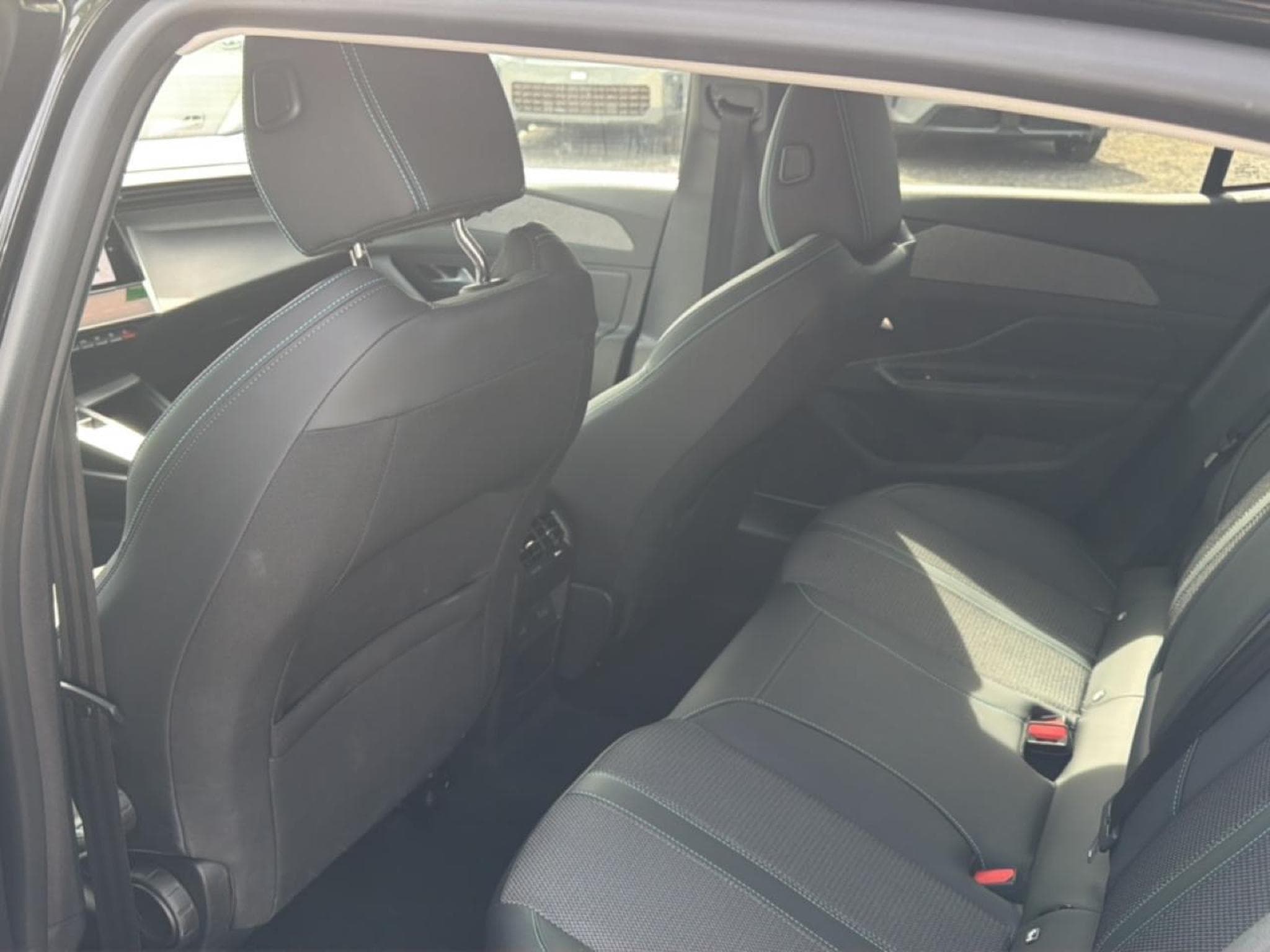 Peugeot 408 HYBRID 136 ALLURE E-DCS6 (2024) - Photo 13