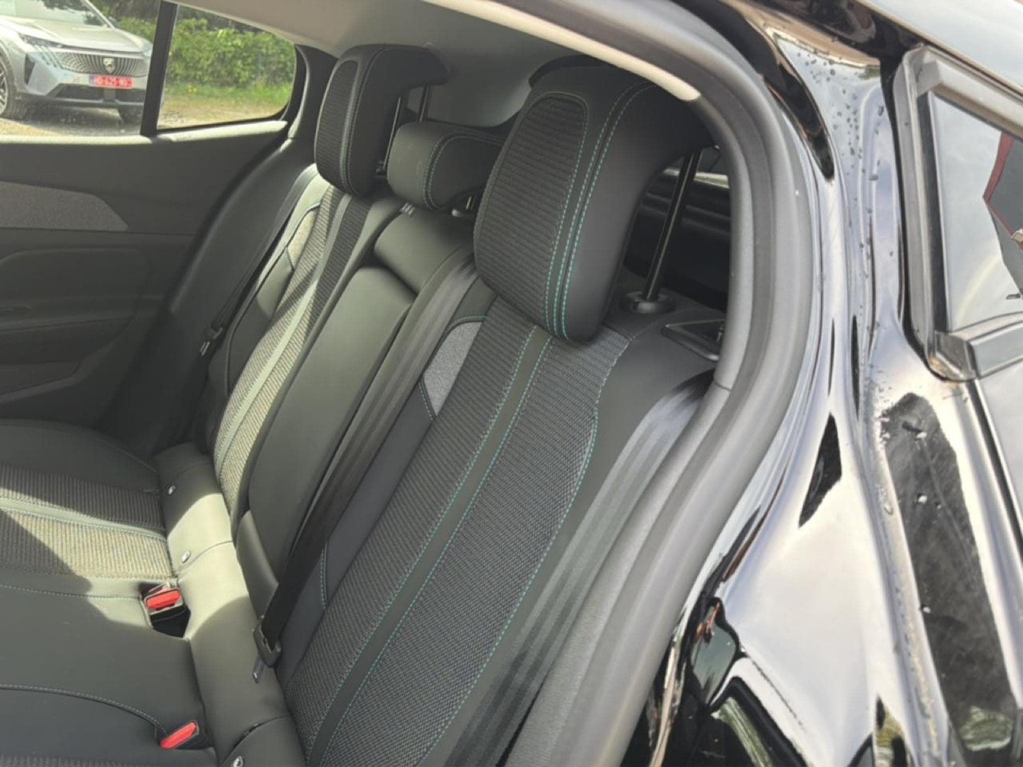 Peugeot 408 HYBRID 136 ALLURE E-DCS6 (2024) - Photo 14