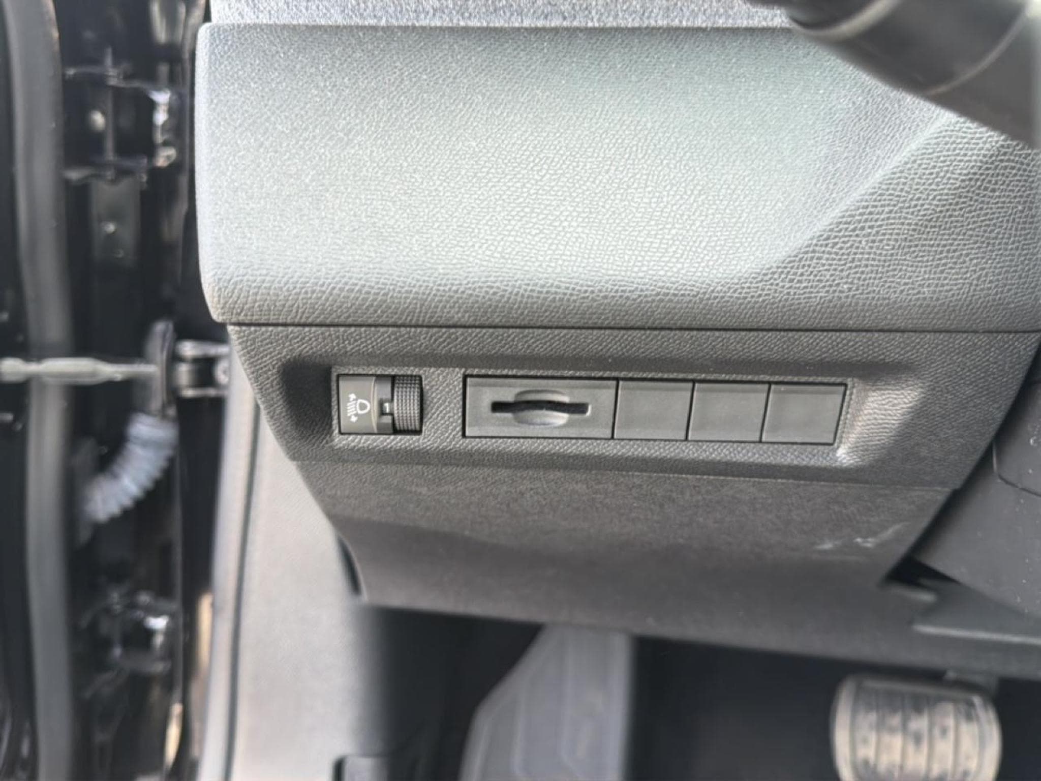Peugeot 408 HYBRID 136 ALLURE E-DCS6 (2024) - Photo 17