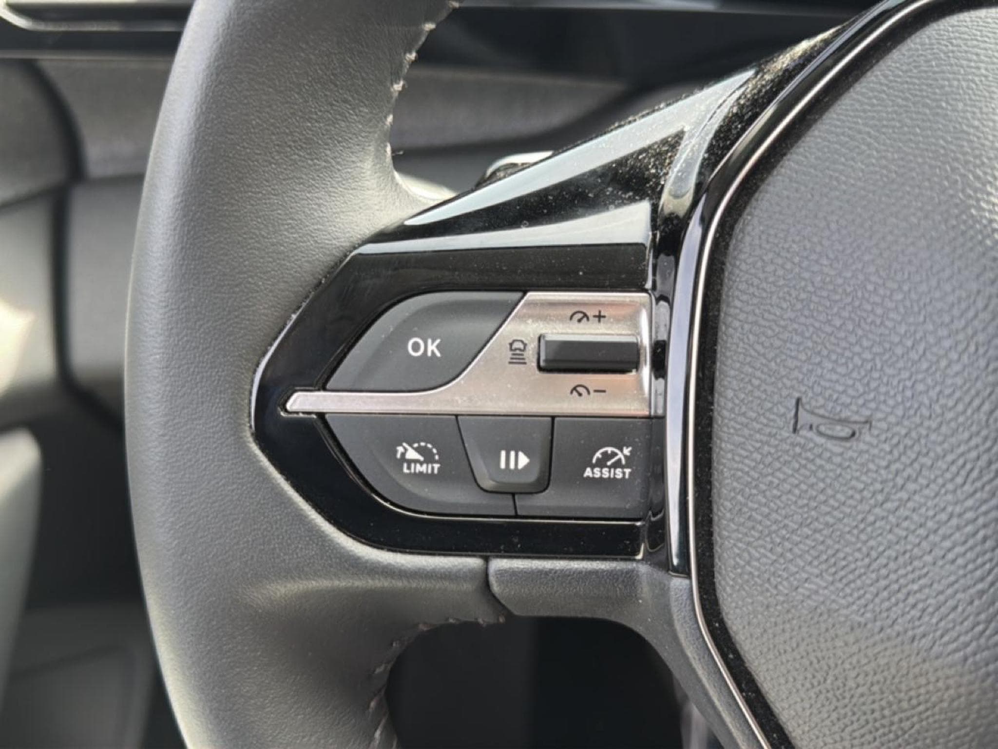 Peugeot 408 HYBRID 136 ALLURE E-DCS6 (2024) - Photo 18