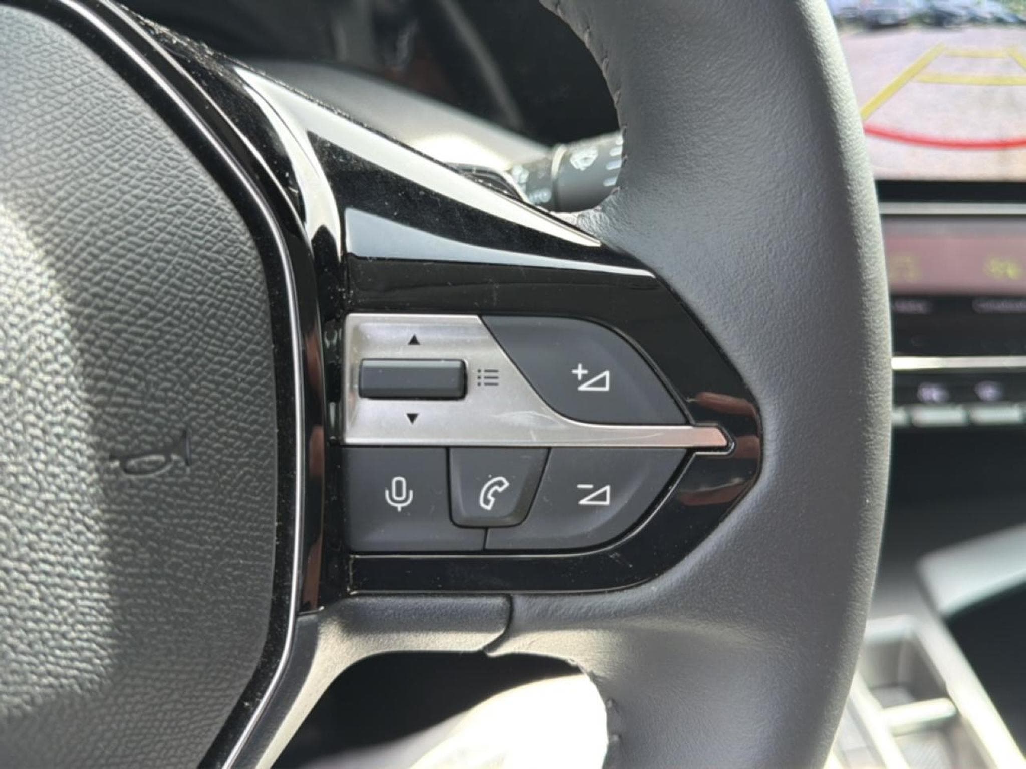 Peugeot 408 HYBRID 136 ALLURE E-DCS6 (2024) - Photo 19