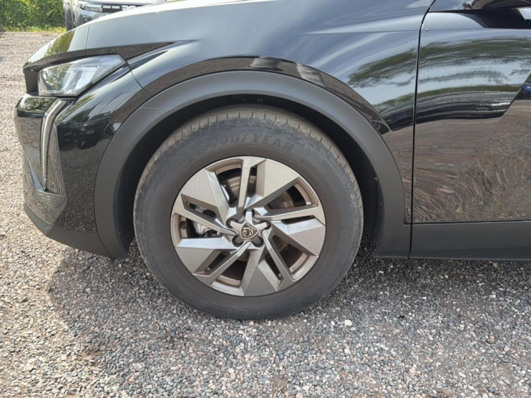 Peugeot 408 HYBRID 136 ALLURE E-DCS6 (2024) - Photo 9