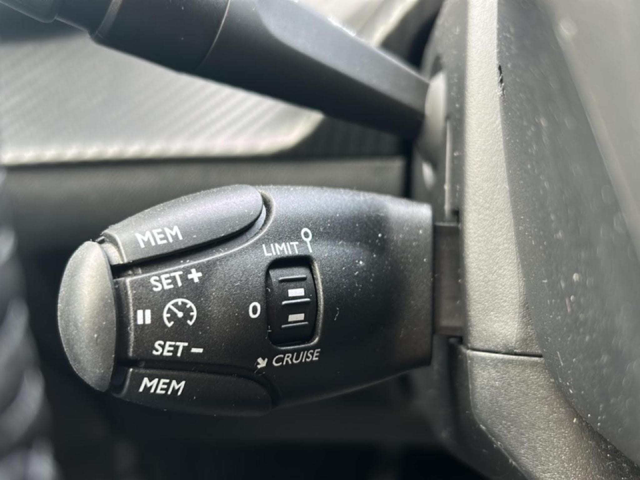 Peugeot 208 1.2 100 STYLE (2025) - Photo 18