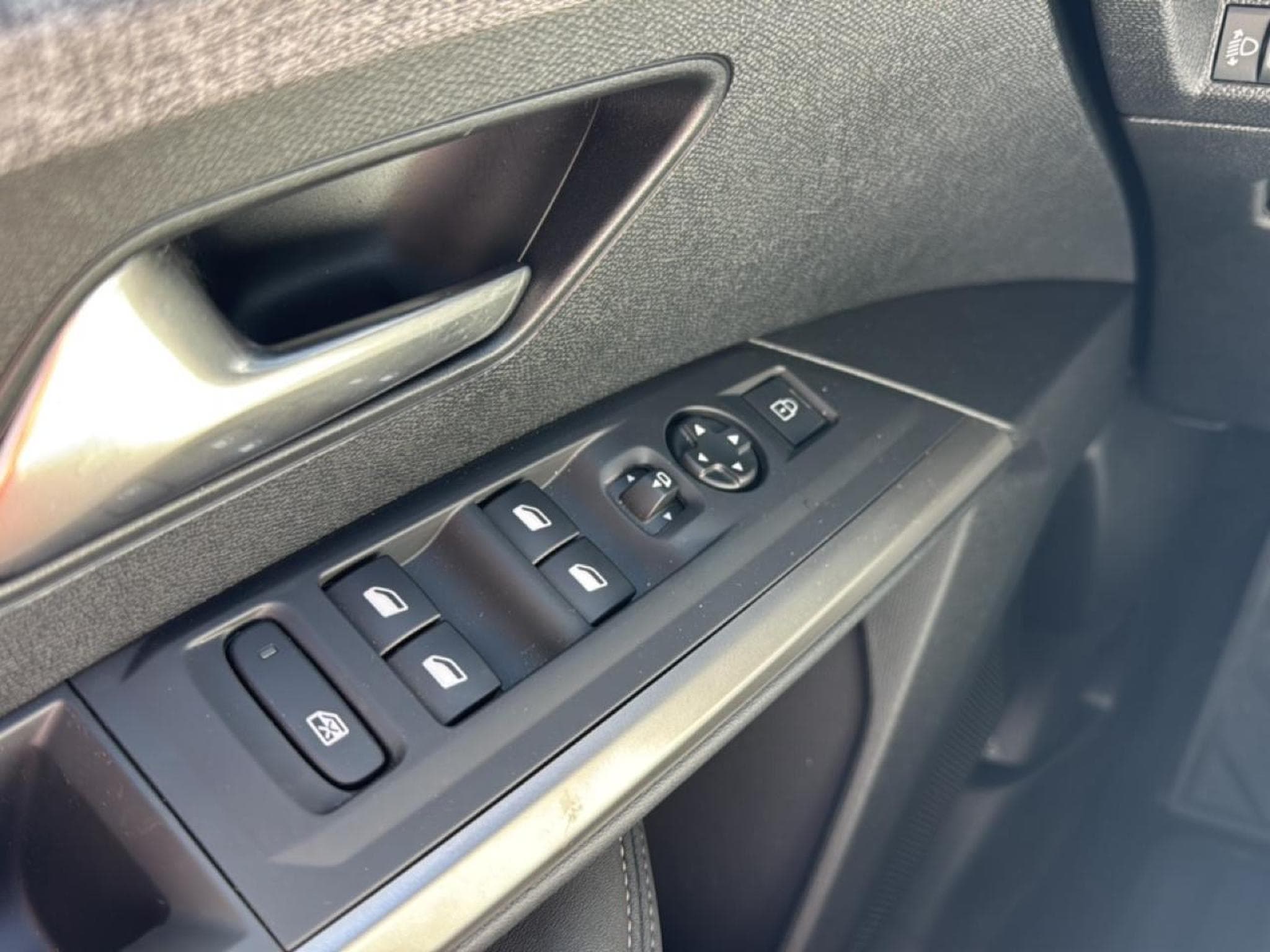 Peugeot 5008 HYBRID 145 ALLURE E-DCS6 (2025) - Photo 13