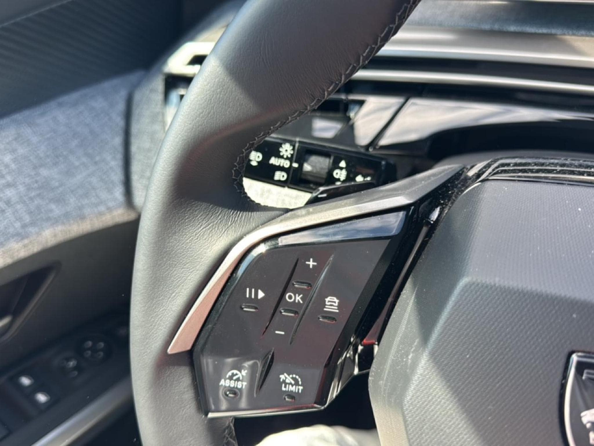 Peugeot 5008 HYBRID 145 ALLURE E-DCS6 (2025) - Photo 14