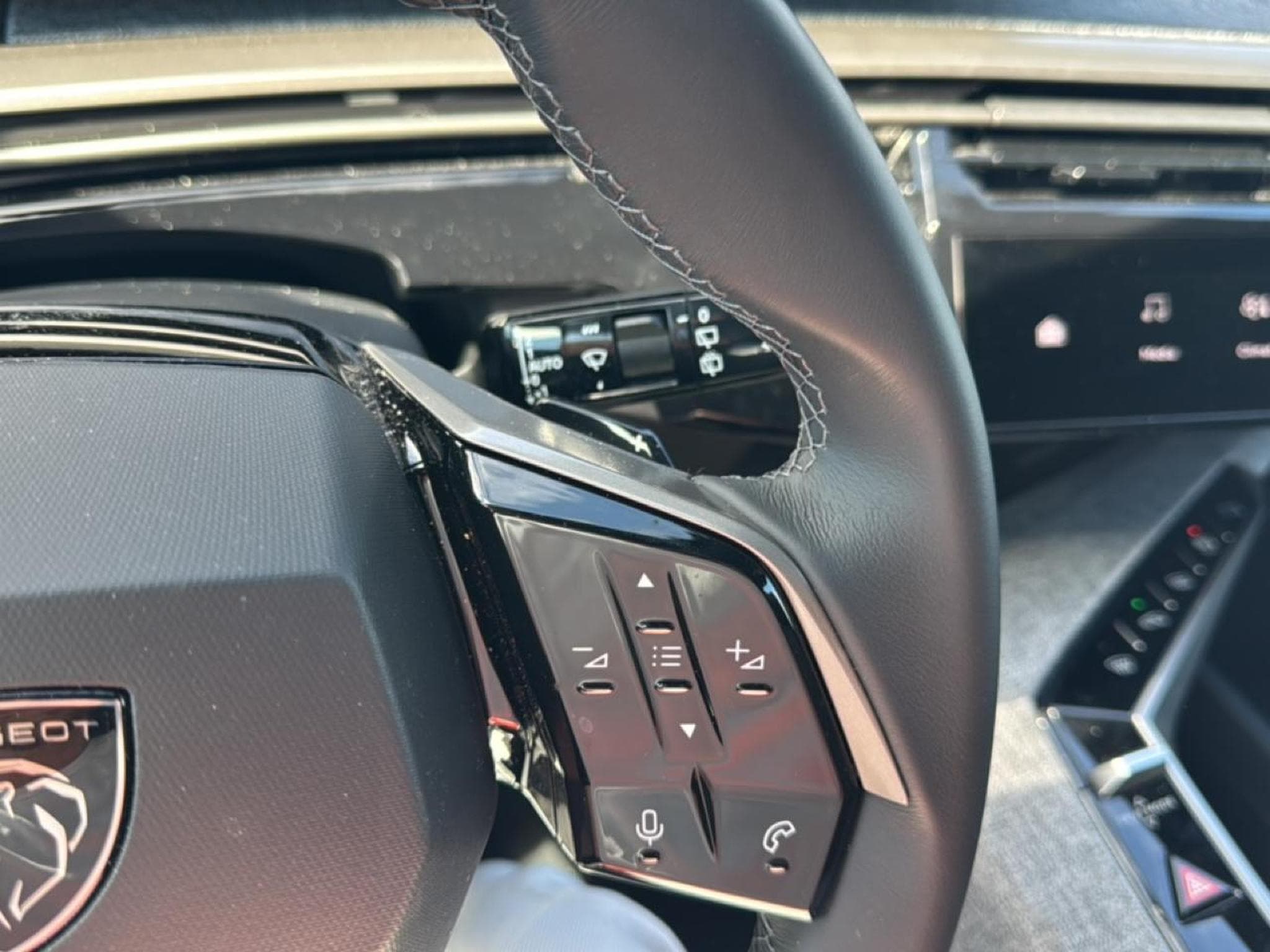 Peugeot 5008 HYBRID 145 ALLURE E-DCS6 (2025) - Photo 15